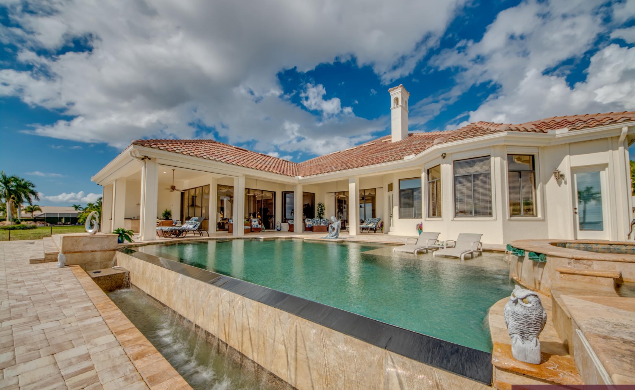 Infinity-Pool mit Spa auf der Lanai, Blick auf den Fluss und Bootsdock.