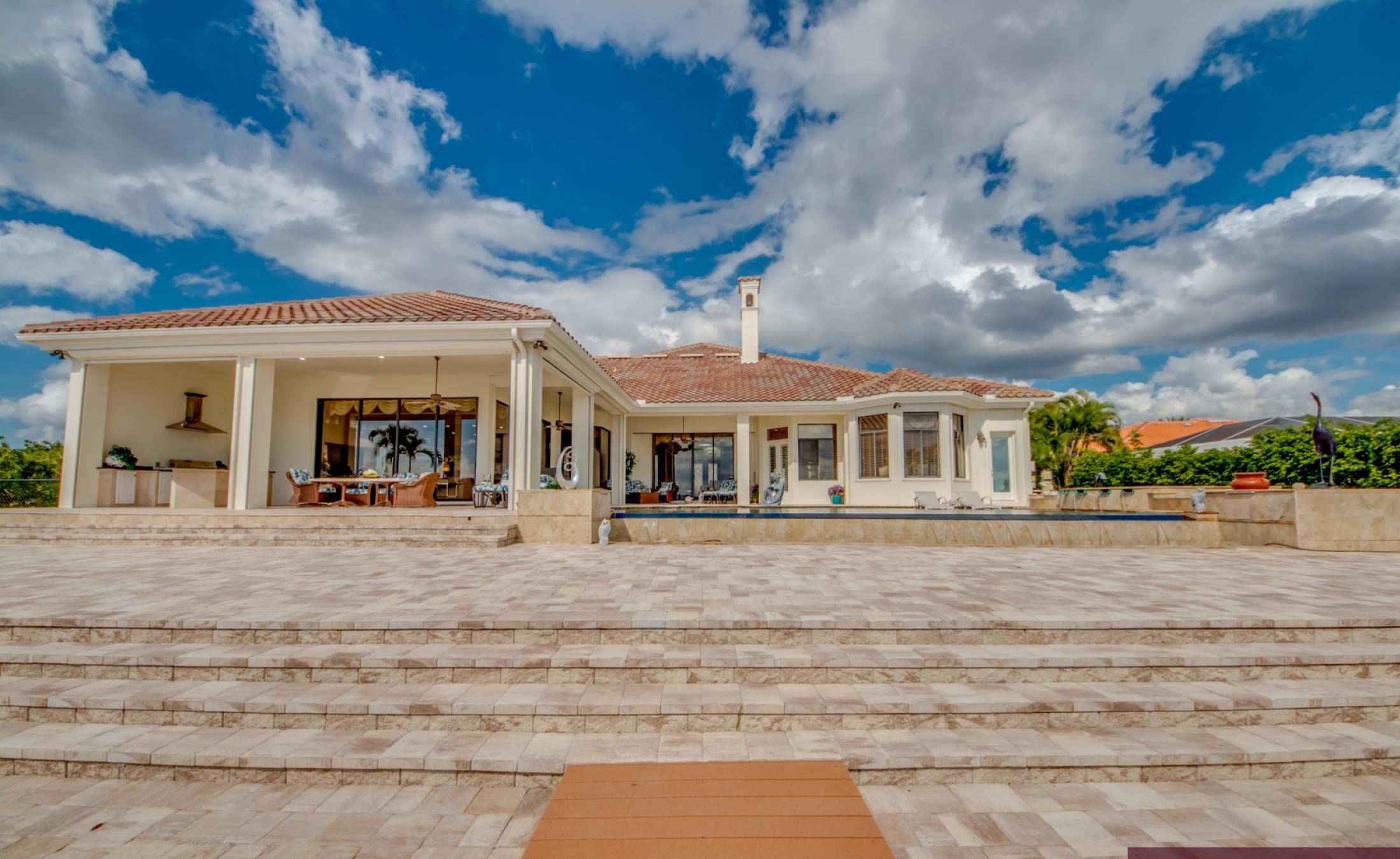Infinity-Pool mit Spa/Jacuzzi und Blick auf den Fluss.