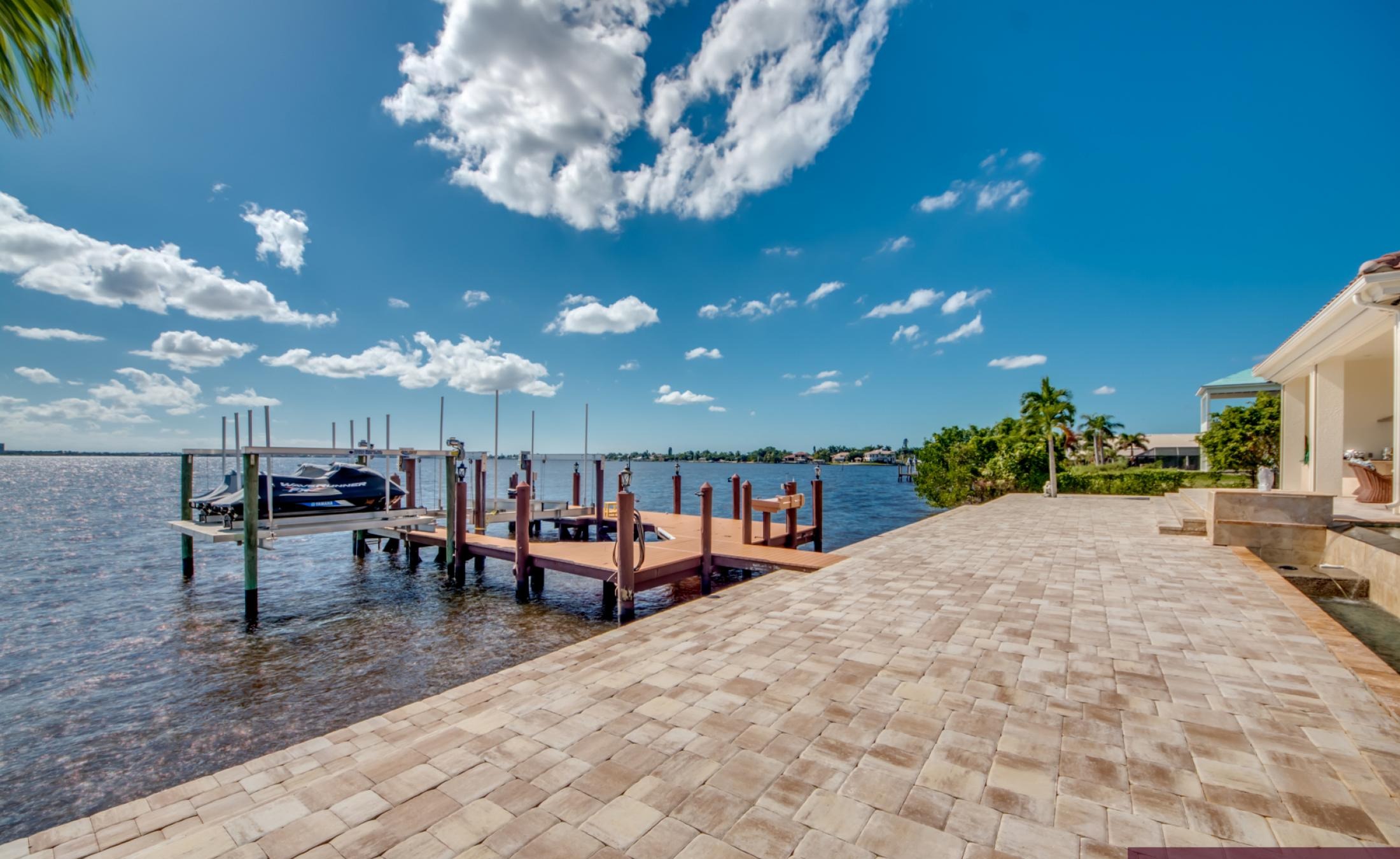 Infinity-Pool mit Spa/Jacuzzi auf der Lanai mit Blick aufs Wasser.