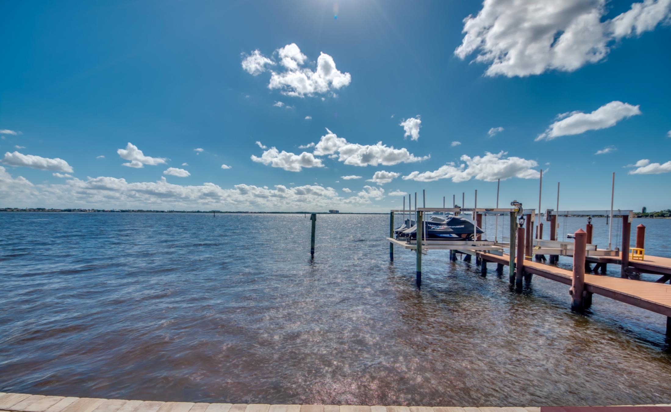 Infinity-Pool mit Spa auf der Lanai mit Blick auf den Fluss.