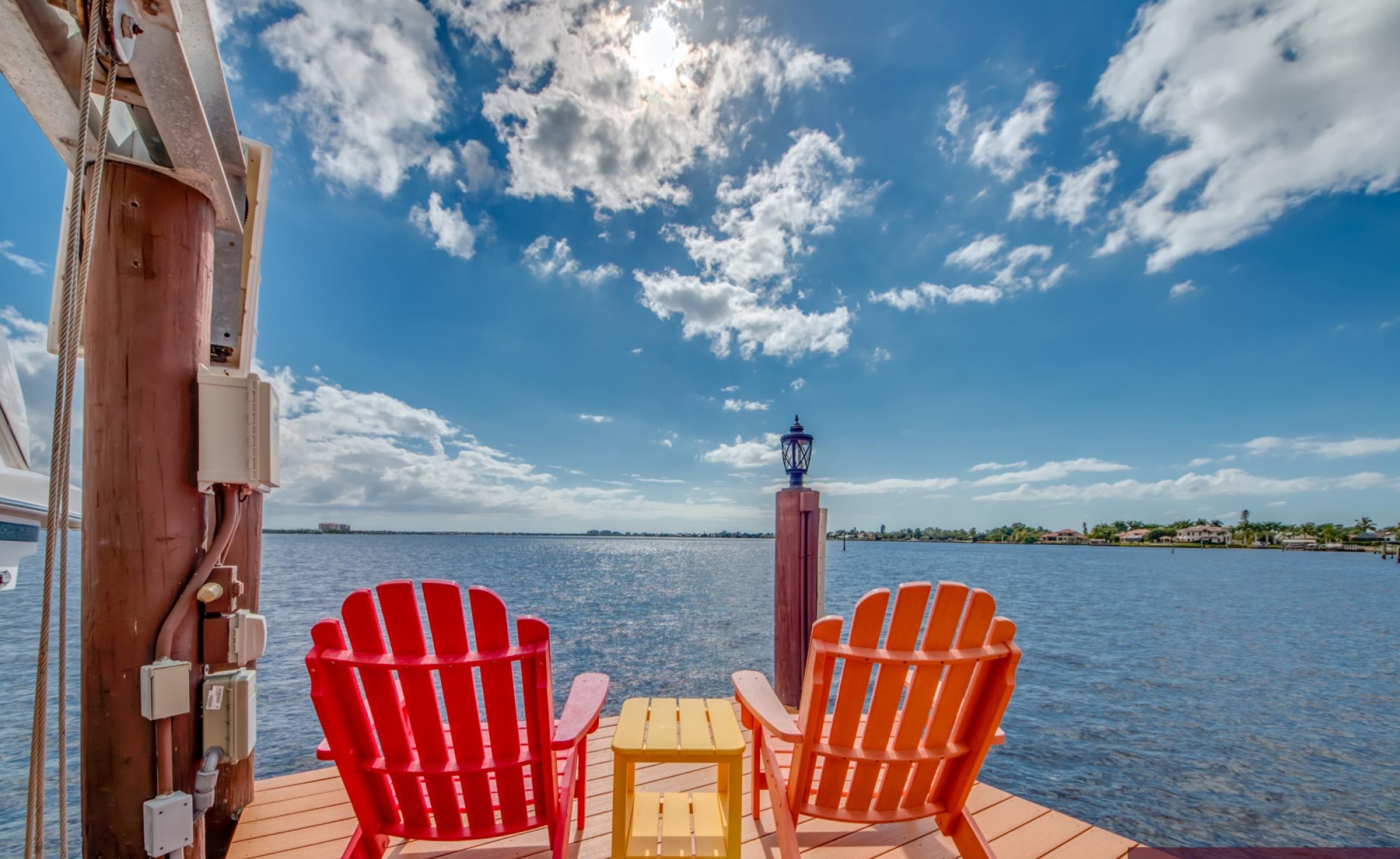 Infinity-Pool mit Spa auf der Lanai, Blick auf den Fluss und Bootsdock.
