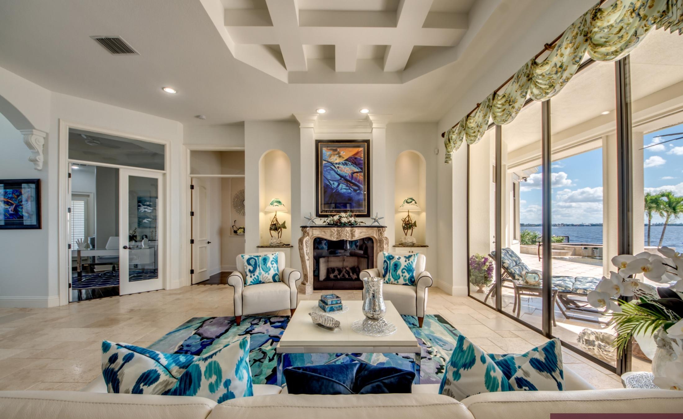 Infinity-Pool und Spa auf der Lanai mit Blick auf den Fluss und Bootsdock.