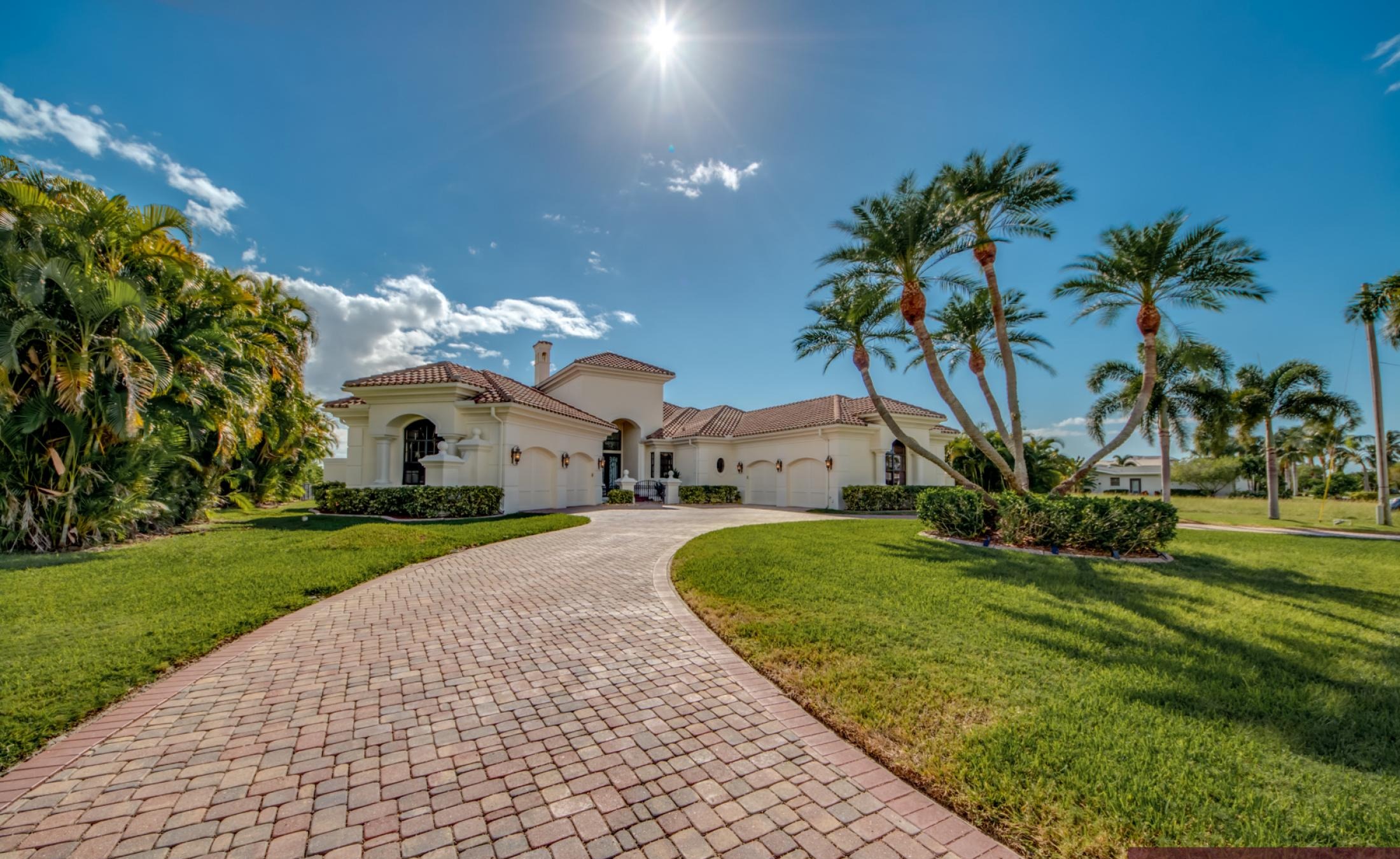 Infinity-Pool mit Spa auf der sonnigen Lanai, Blick auf den Fluss und Bootsdock.