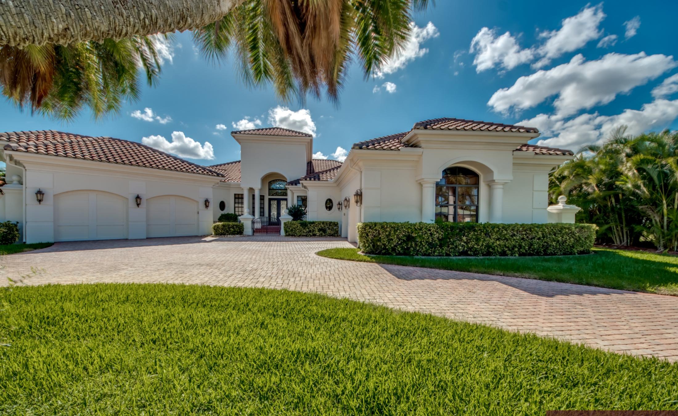 Billardtisch im Spielzimmer mit Entertainment-Bereich.