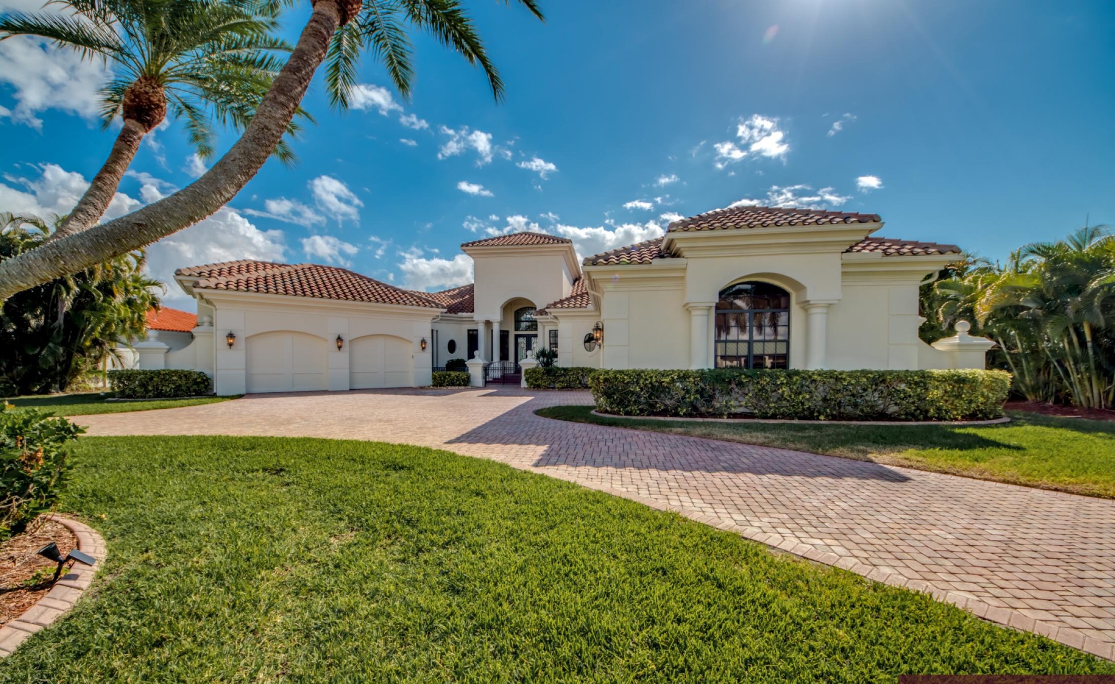 Infinity-Pool mit Spa und Blick auf den Fluss, Bootsdock am Ufer.