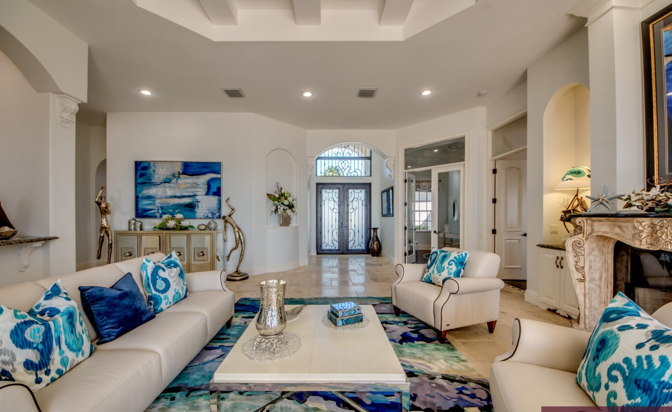 Sonnige Lanai mit Infinity-Pool und Spa am Flussufer.