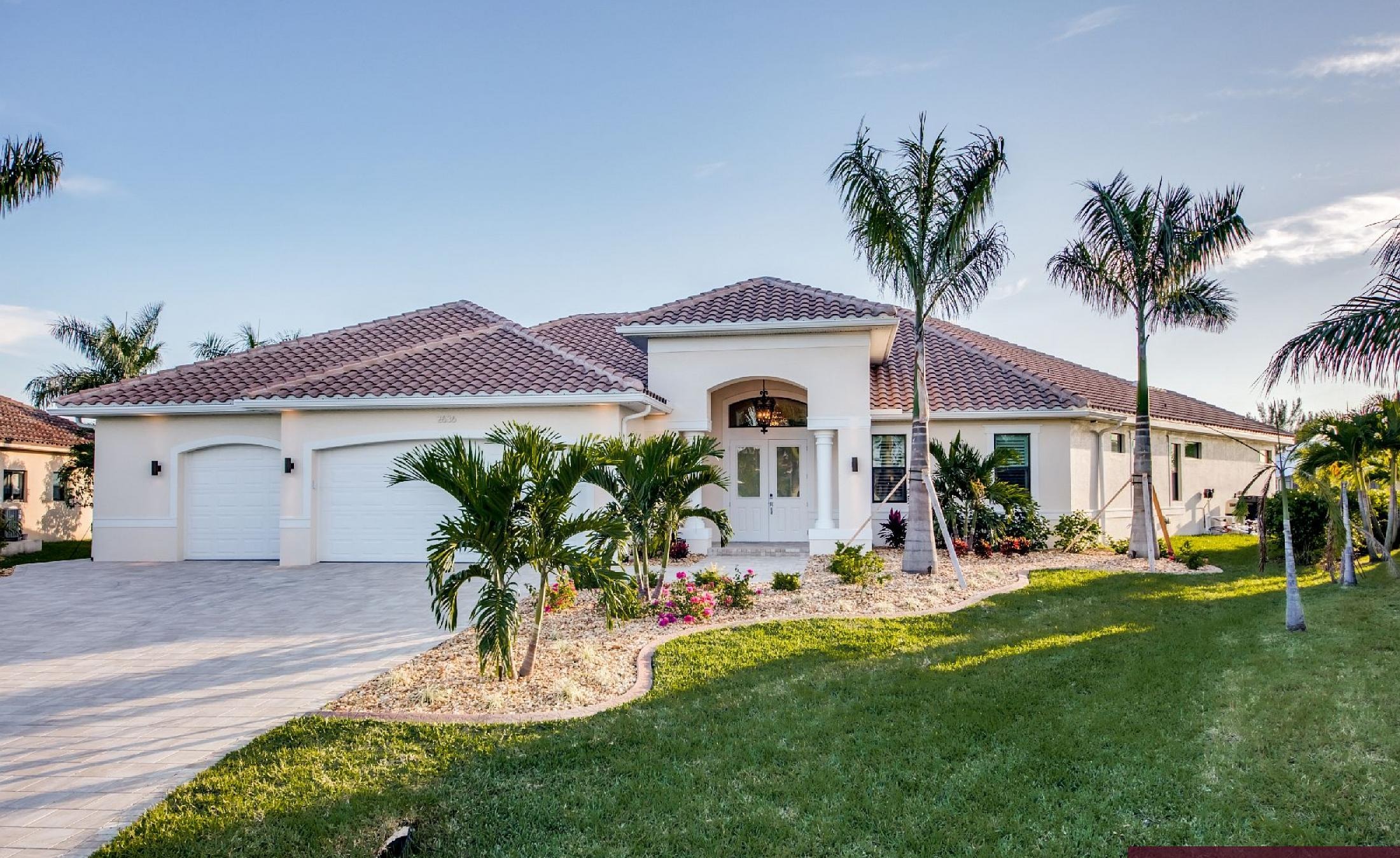 Moderne Villa am Kanal mit Salzwasser-Pool und Spa in Südausrichtung.