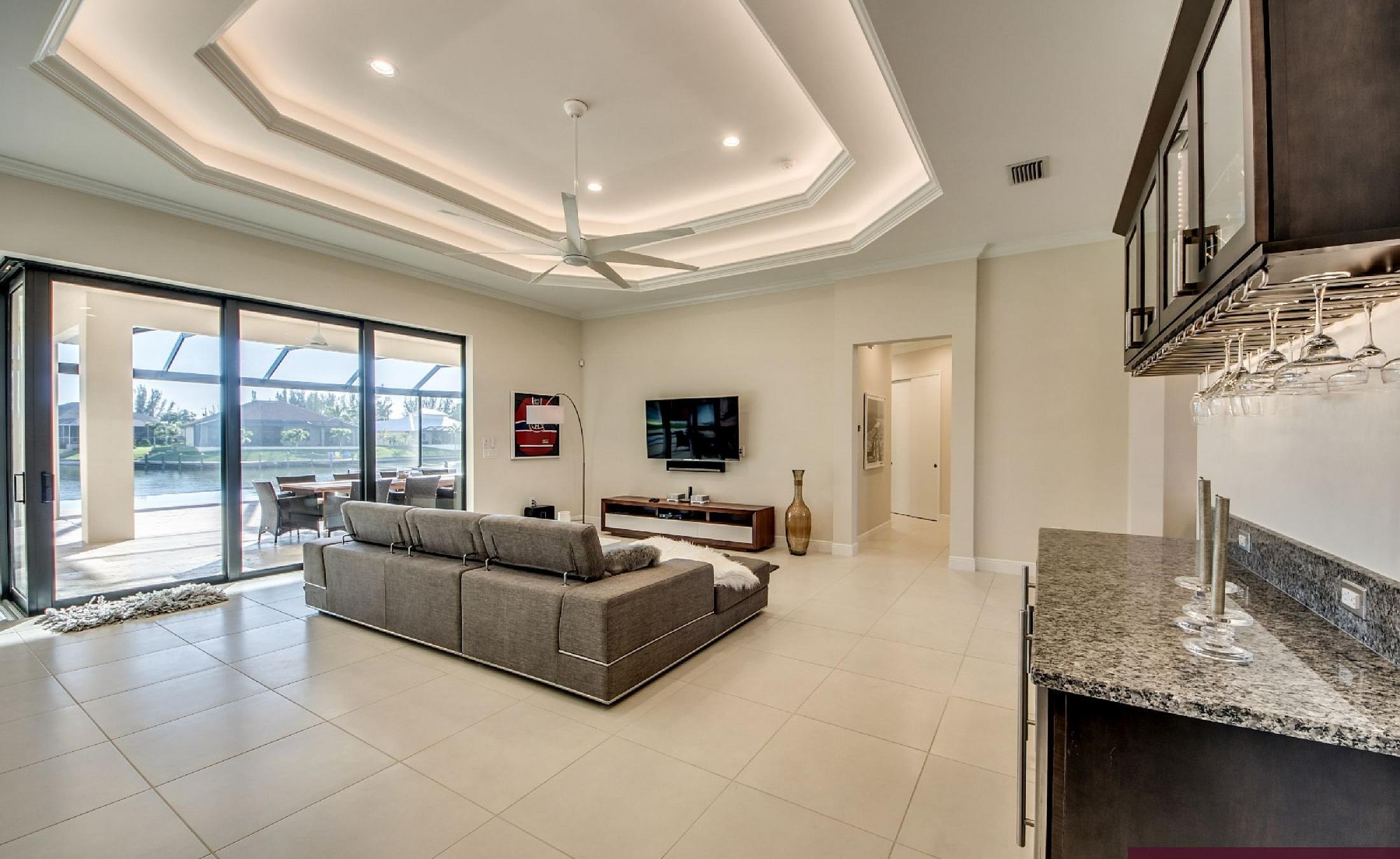 Moderner Poolbereich mit Salzwasser-Pool und Spa am Kanal mit Wasserblick.