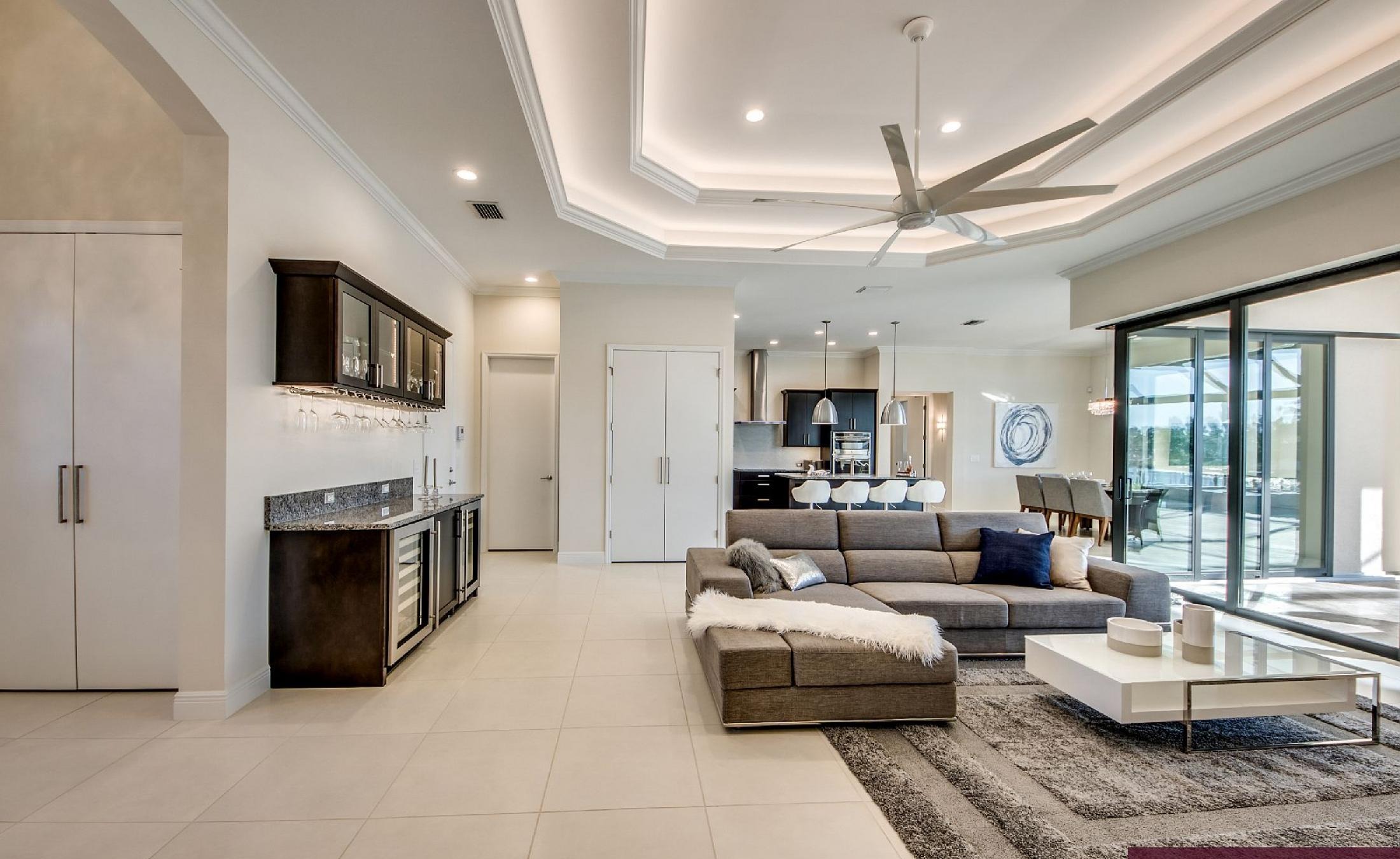 Moderne Villa mit Salzwasser-Pool, Spa und Kanalblick in Cape Coral, Florida.