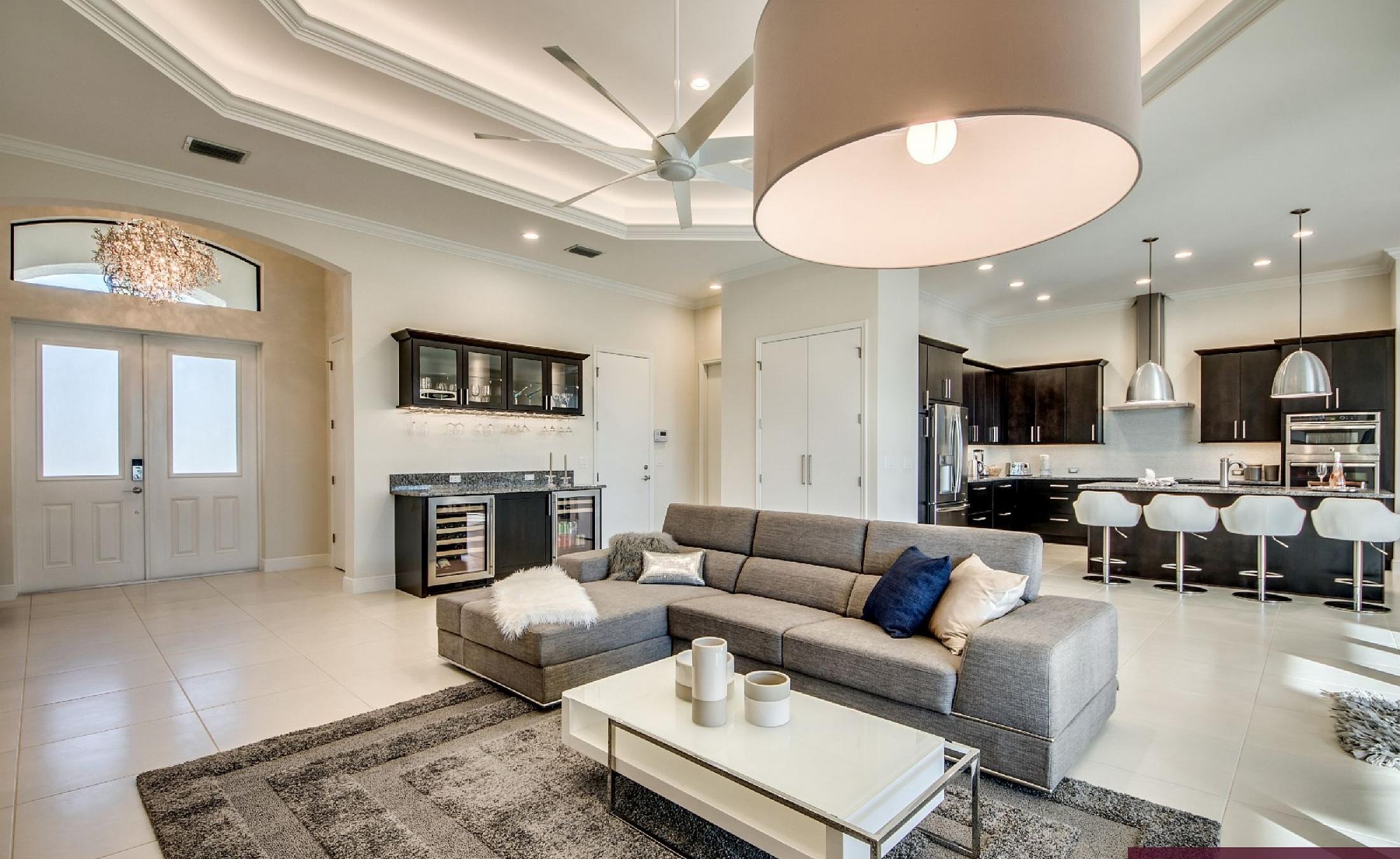 Moderne Villa am Kanal mit Salzwasser-Pool und Spa in Südausrichtung.