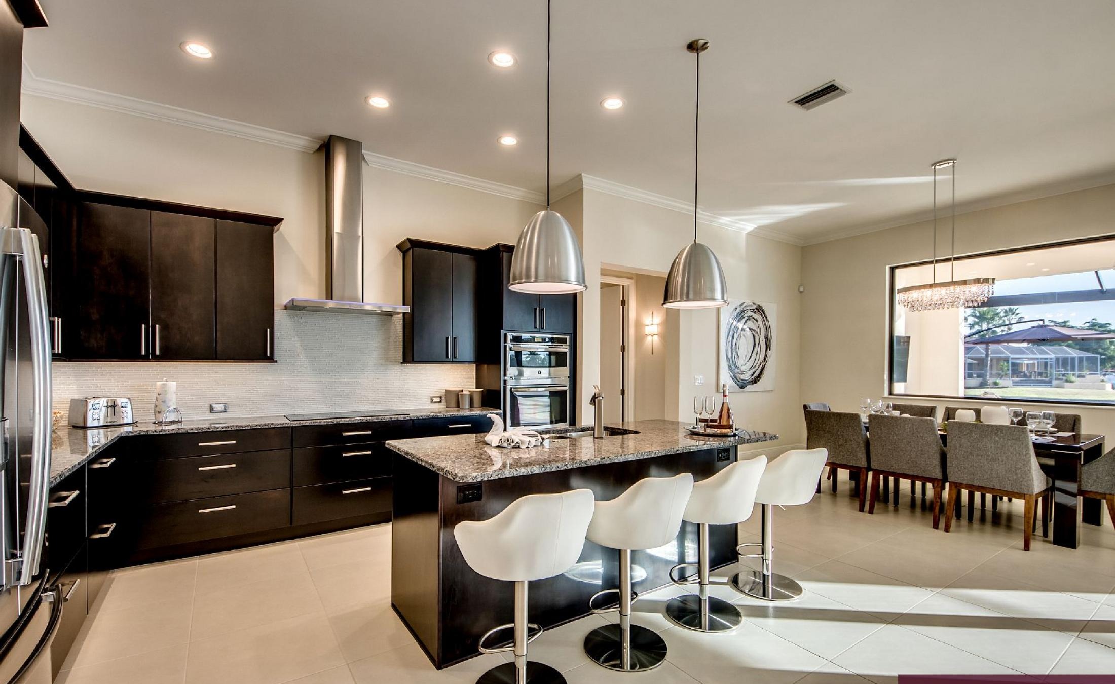 Moderne Villa am Kanal mit Salzwasser-Pool und Spa in Cape Coral, Florida.