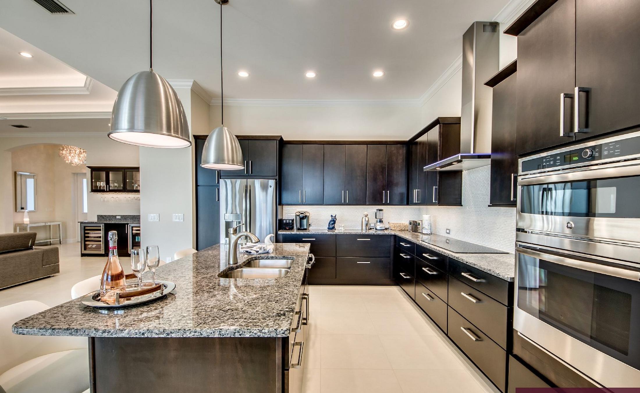 Moderne Villa mit Wasserblick, Salzwasser-Pool und Spa am Kanal.