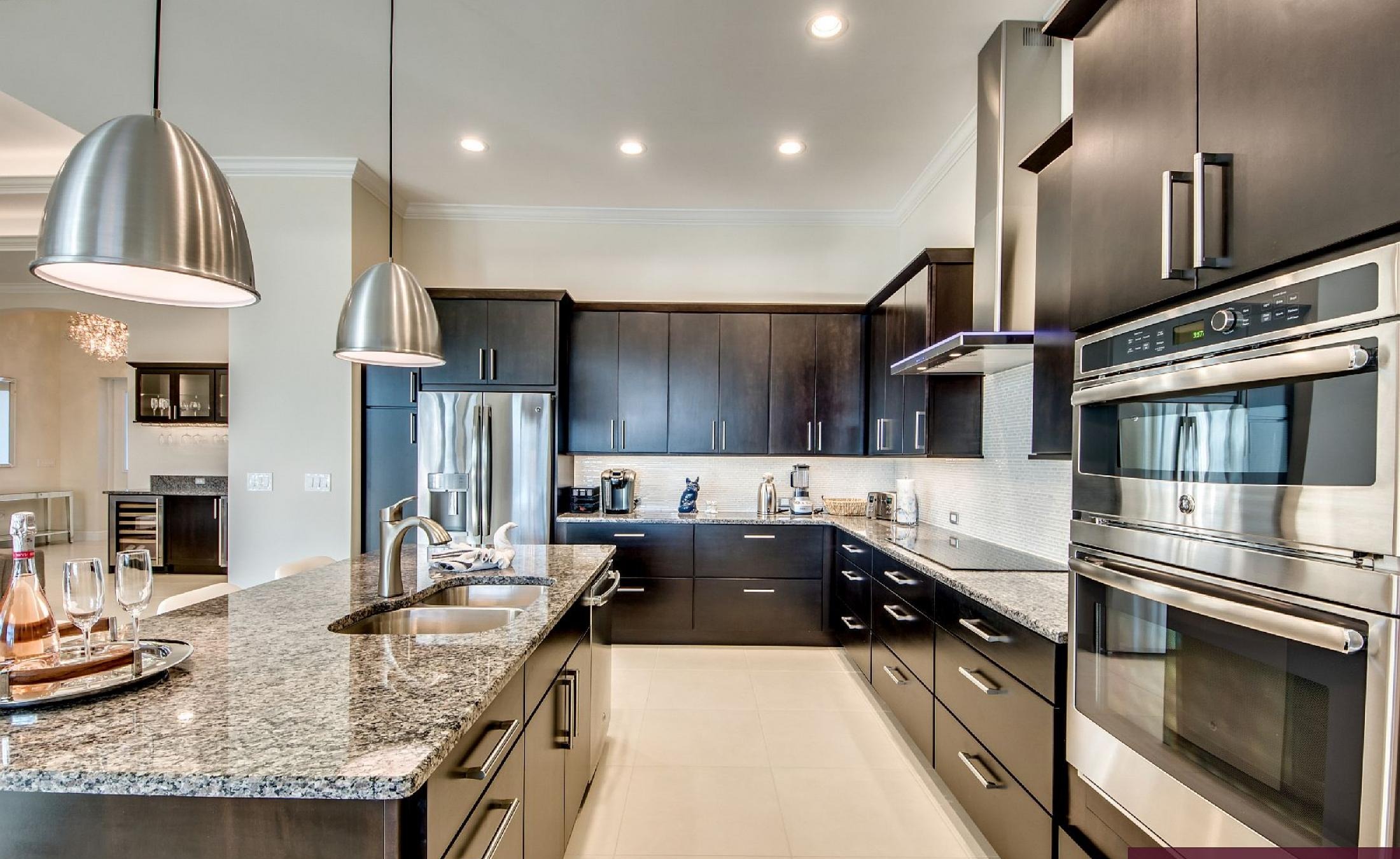 Moderne Villa mit Wasserblick, Salzwasser-Pool und Spa am Kanal.