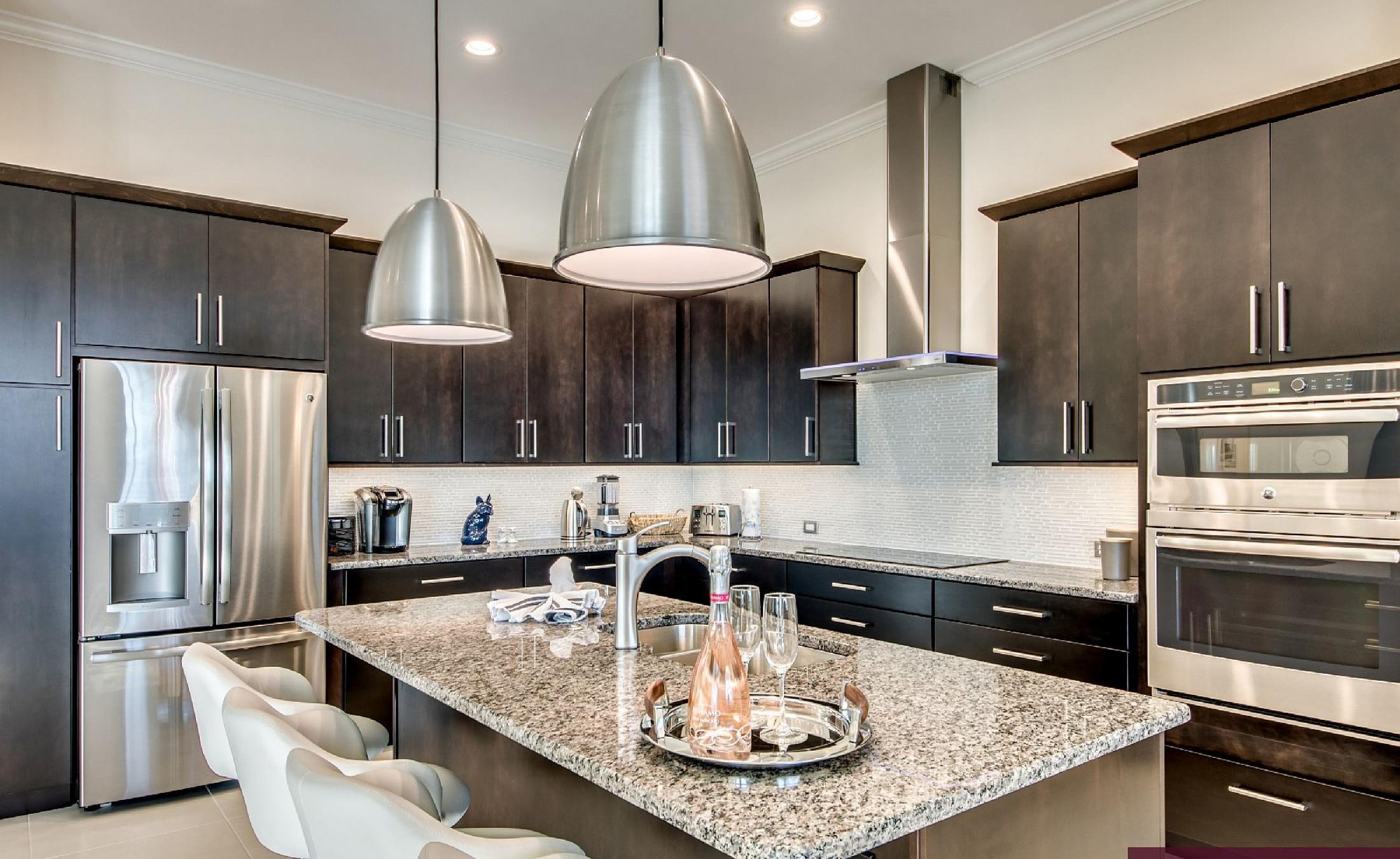 Moderne Villa mit Salzwasser-Pool und Spa am Kanal mit Wasserblick.