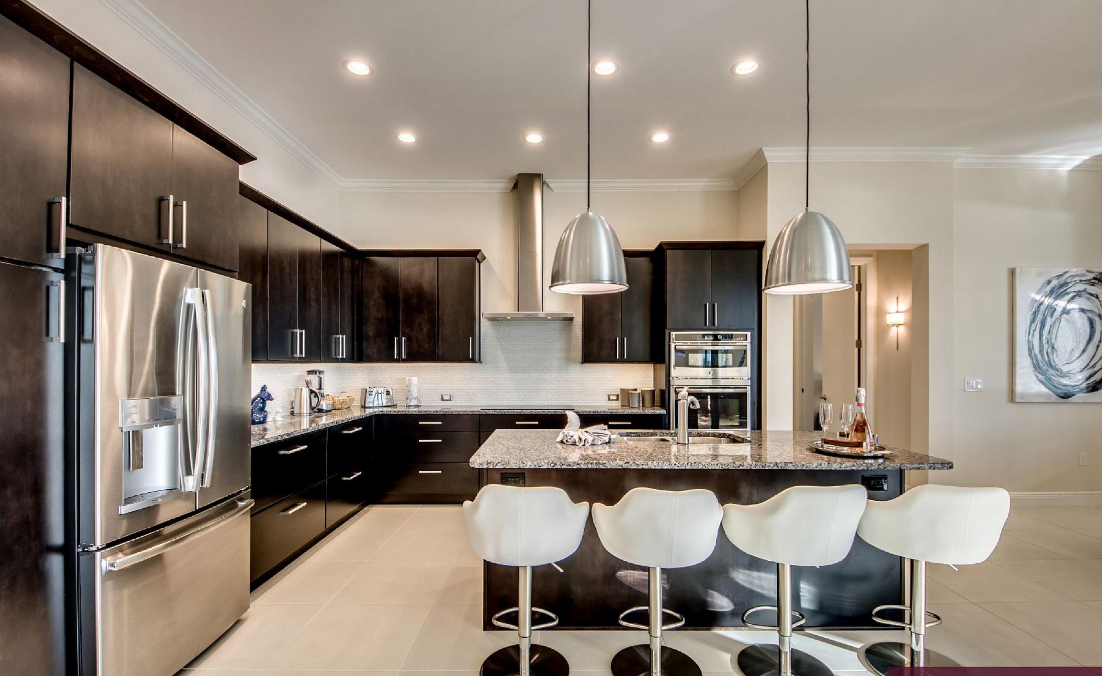 Moderne Villa mit Salzwasser-Pool und Spa am Kanal mit Wasserblick.