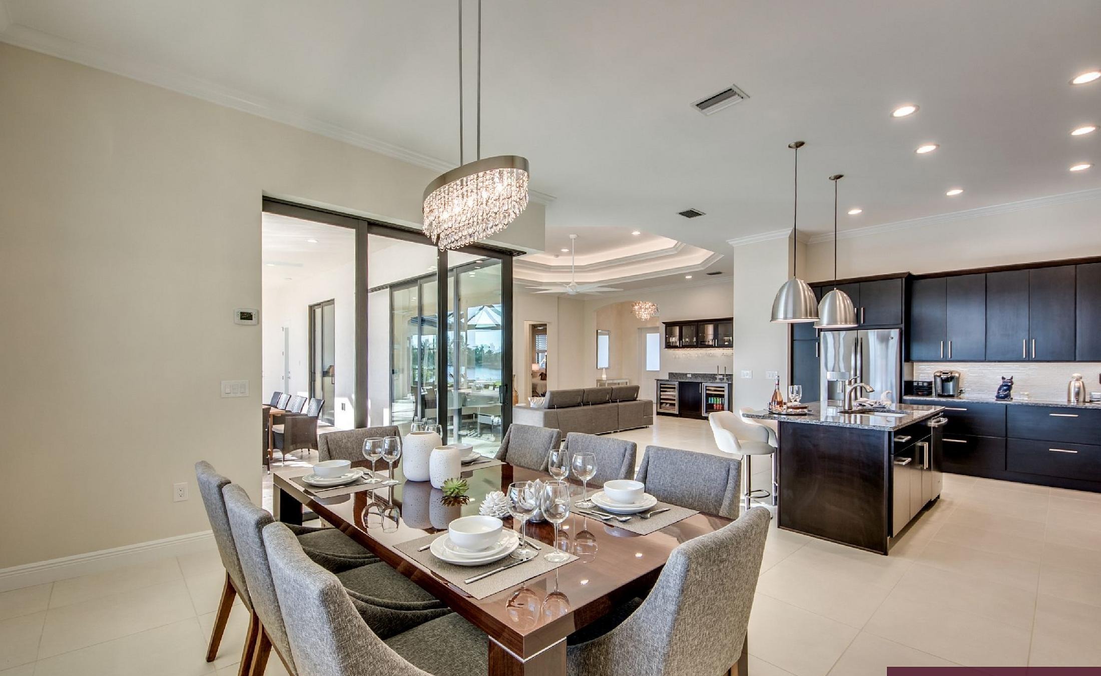 Moderner Außenbereich mit Salzwasser-Pool, Spa und Blick auf den Kanal.