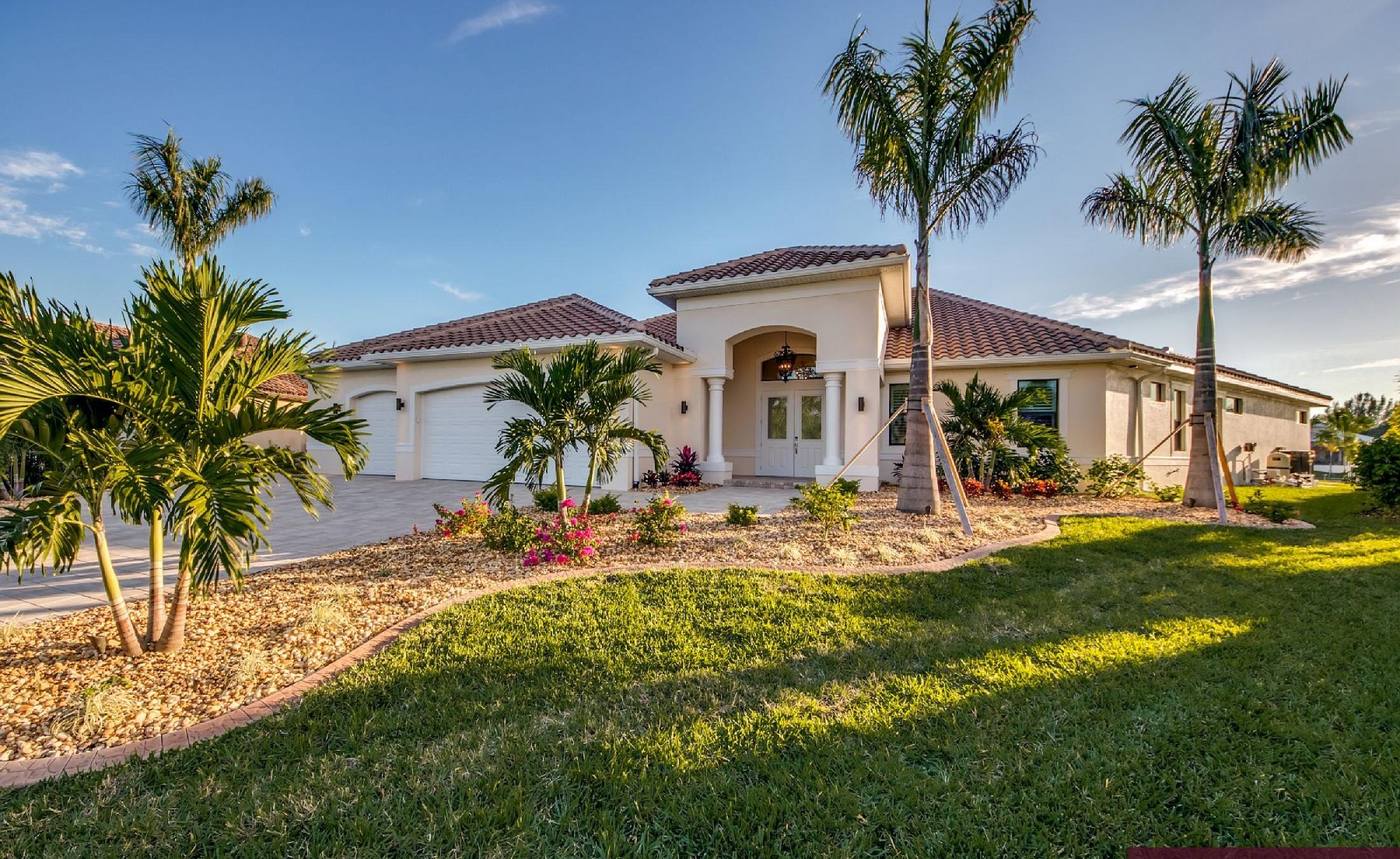 Moderne Villa am Kanal mit Salzwasser-Pool und Spa in Cape Coral, Florida.