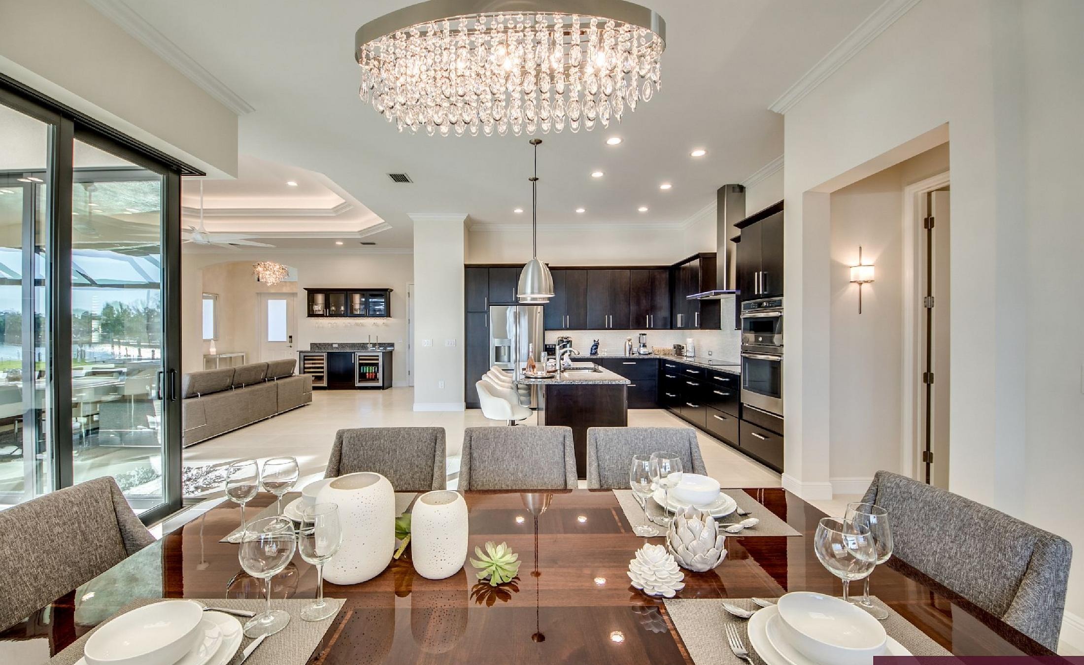 Moderne Villa mit Salzwasser-Pool und Spa am Kanal mit Wasserblick.