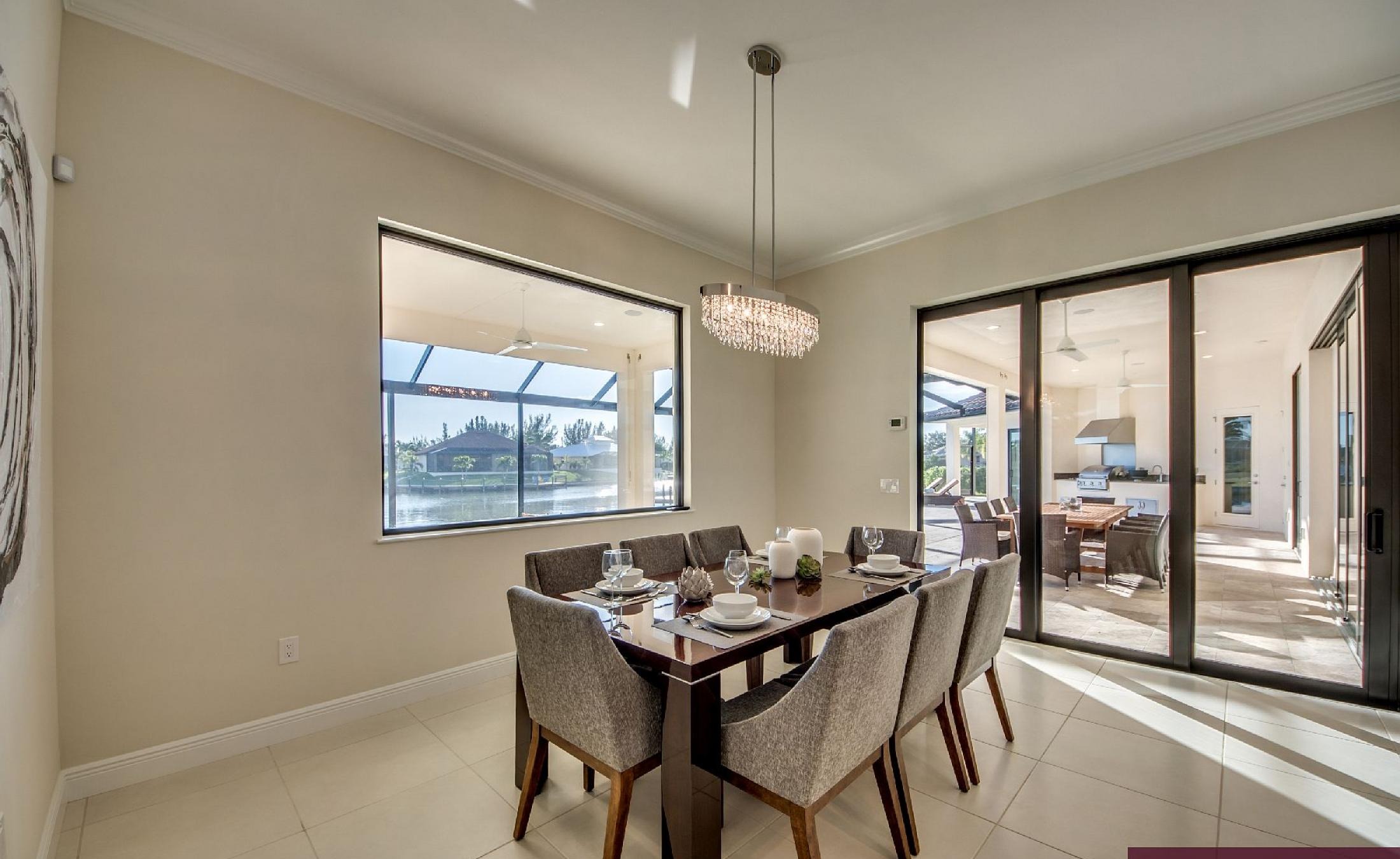 Moderne Villa mit Wasserblick, Salzwasser-Pool und Spa am Kanal.