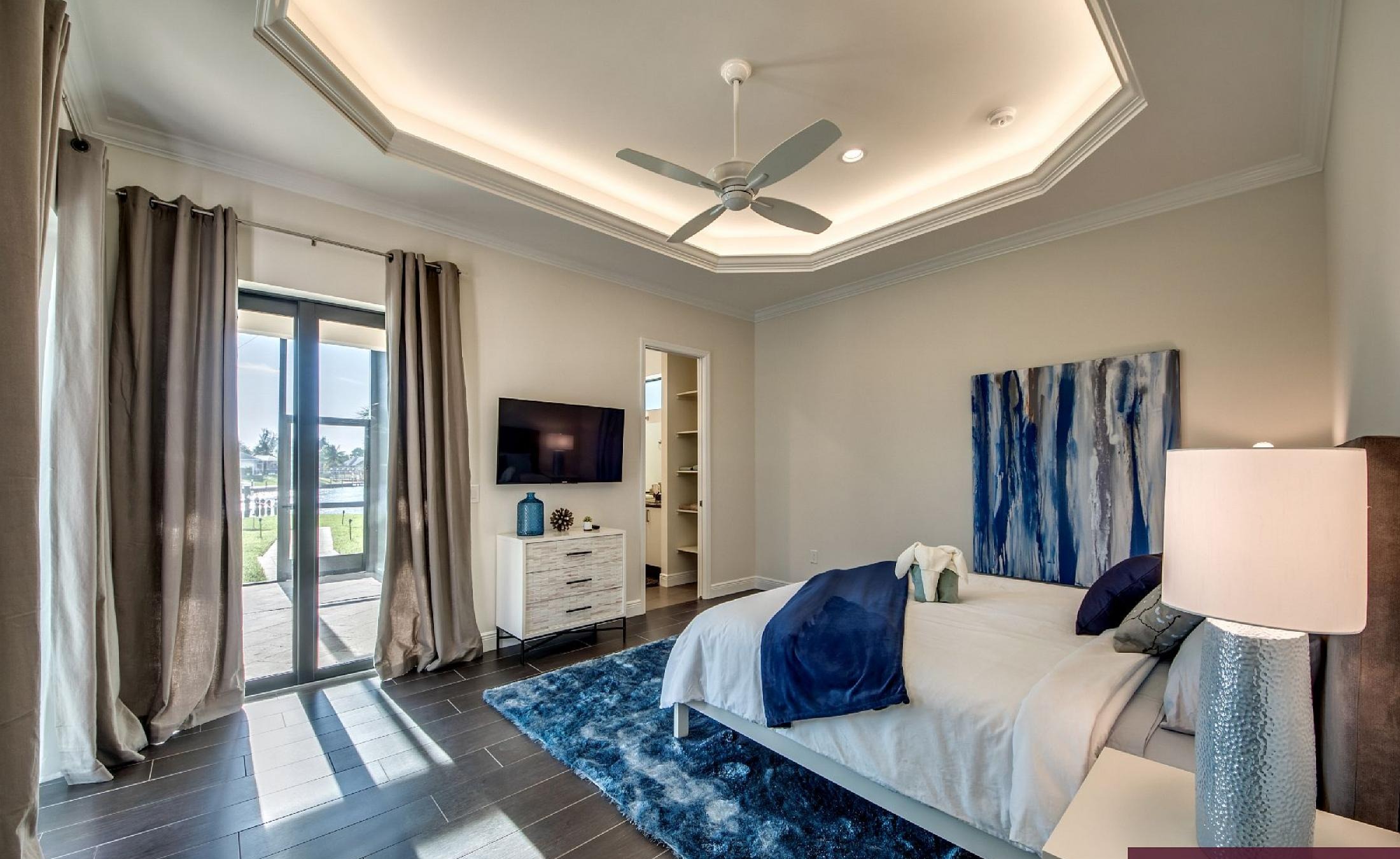 Moderne Villa am Kanal mit Salzwasser-Pool und Spa in Südausrichtung.