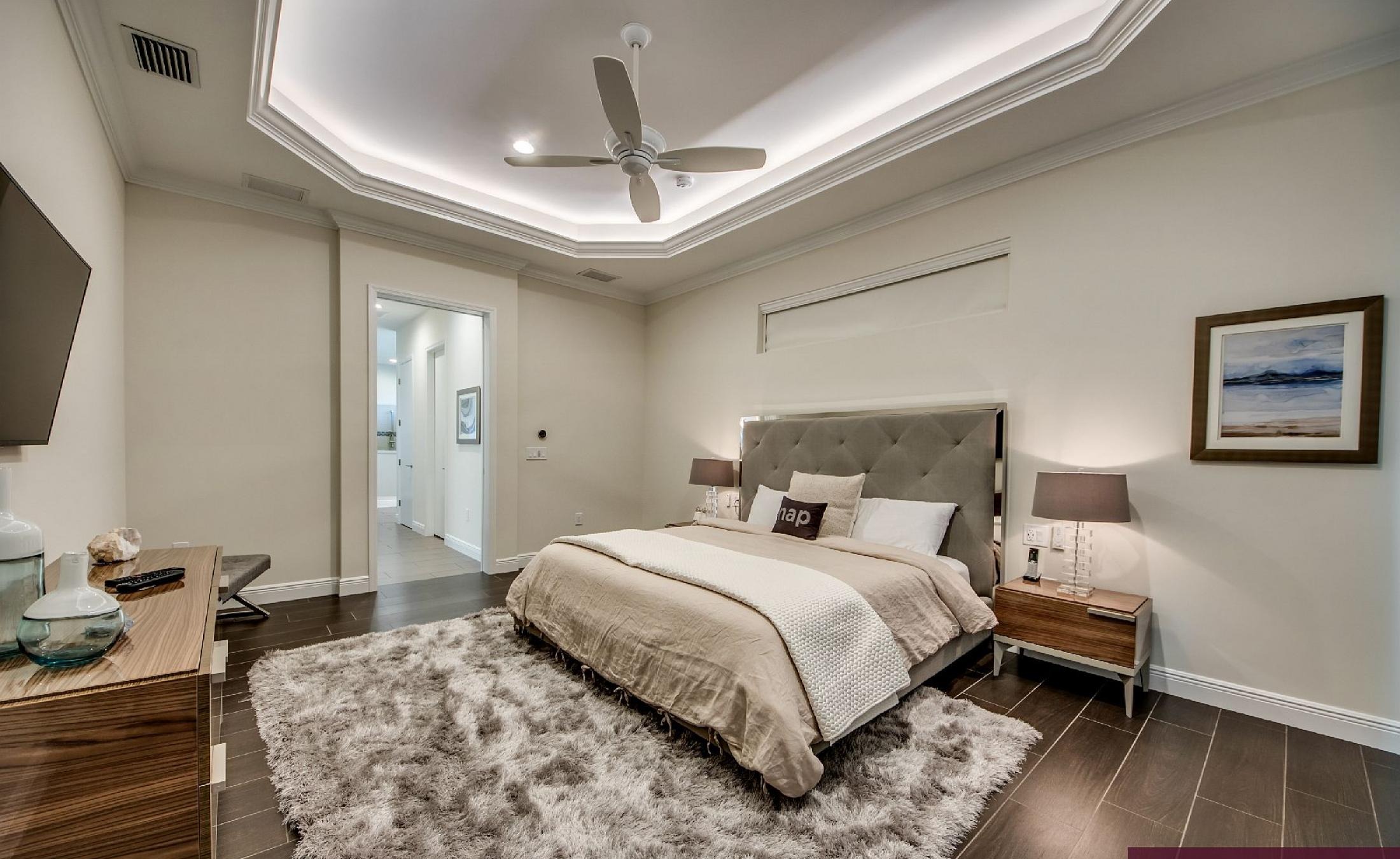 Moderne Villa am Kanal mit Salzwasser-Pool und Spa in Südausrichtung.