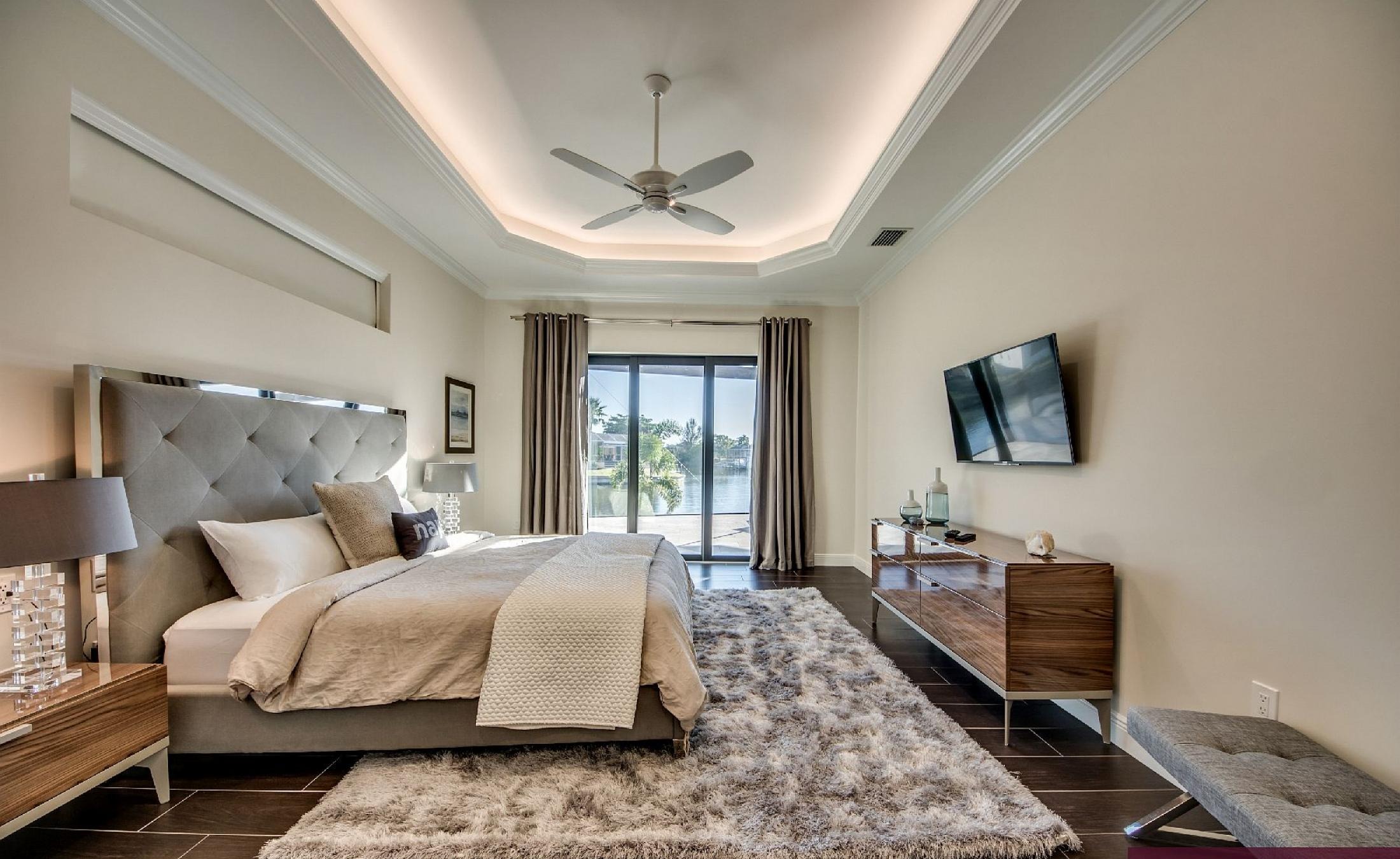 Moderne Villa mit Salzwasser-Pool und Spa am Kanal mit Wasserblick.