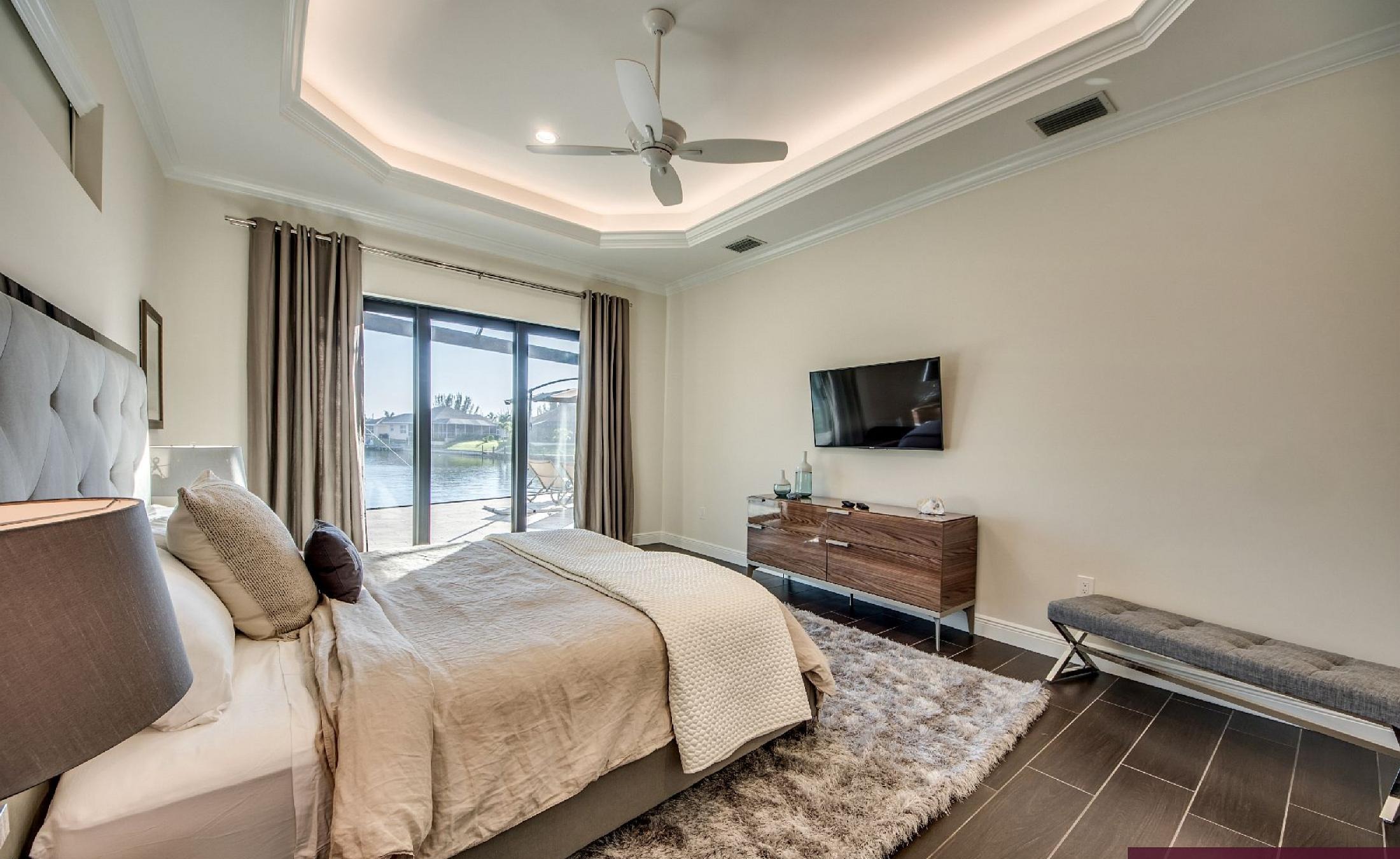 Moderne Villa mit Wasserblick, Salzwasser-Pool und Spa am Kanal.