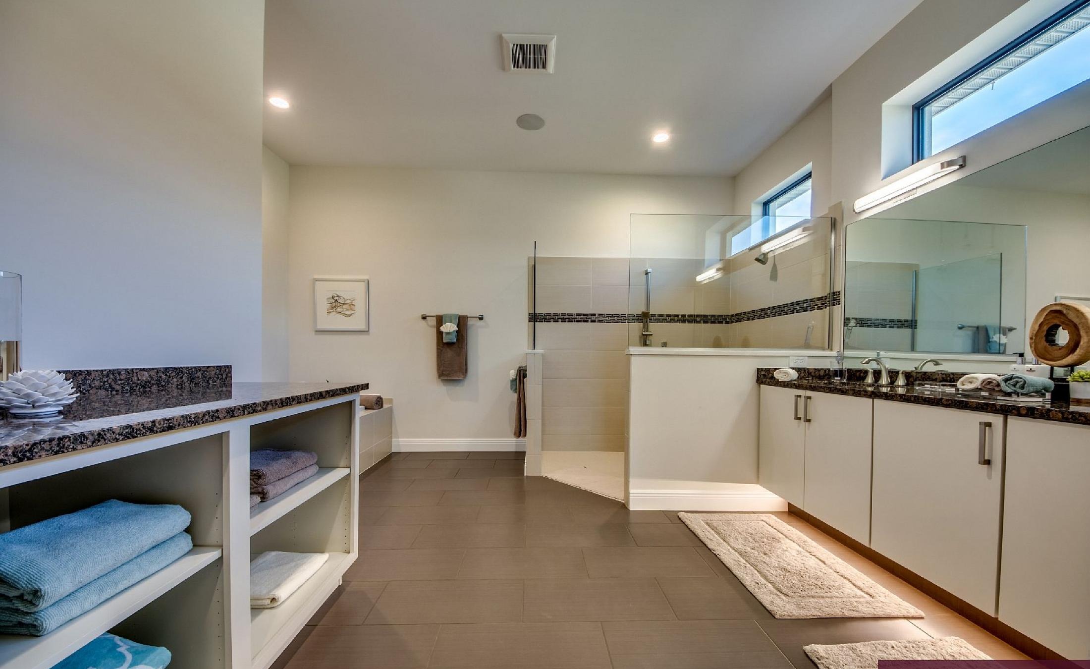 Moderne Villa am Kanal mit Salzwasser-Pool und Spa im Außenbereich.