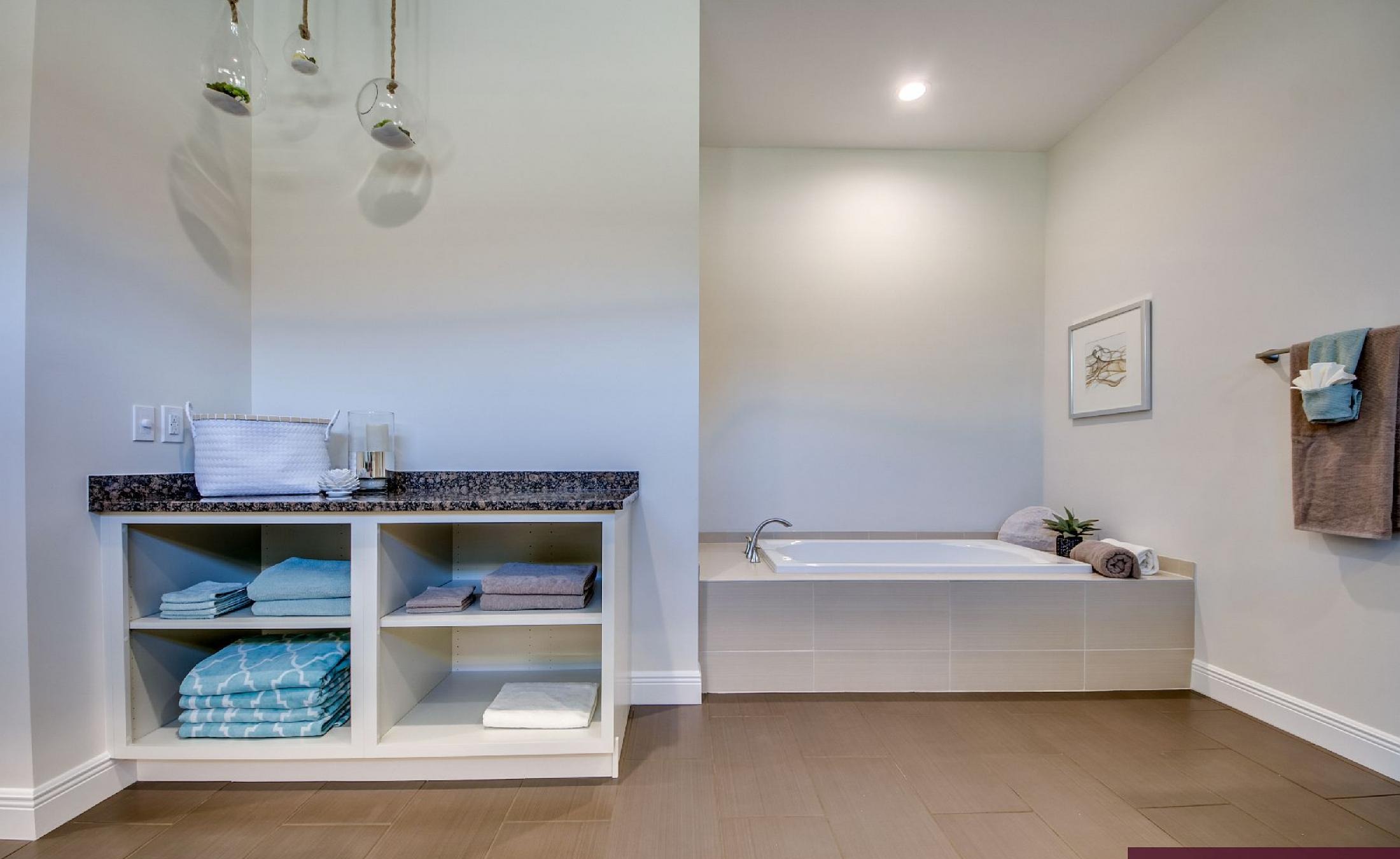 Moderne Villa am Kanal mit Salzwasser-Pool und Spa.