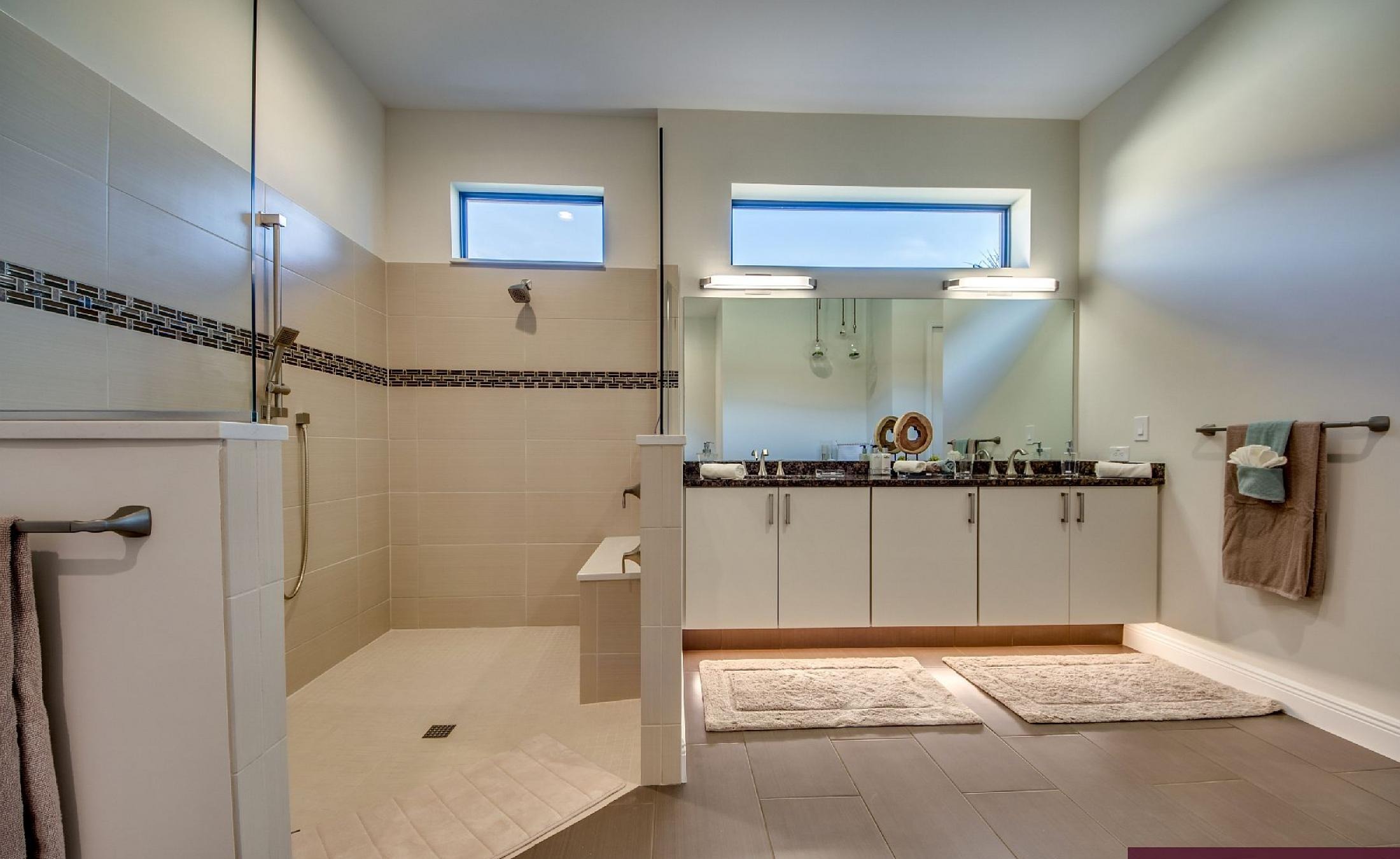 Moderne Villa am Kanal mit Salzwasser-Pool und Spa.