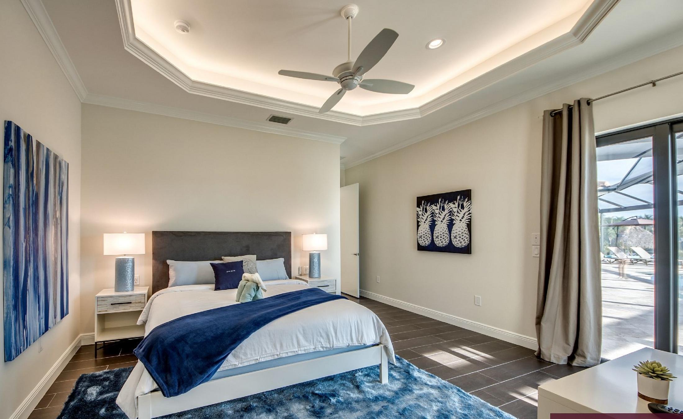 Moderne Villa am Kanal mit Salzwasser-Pool und Spa in Cape Coral, Florida.