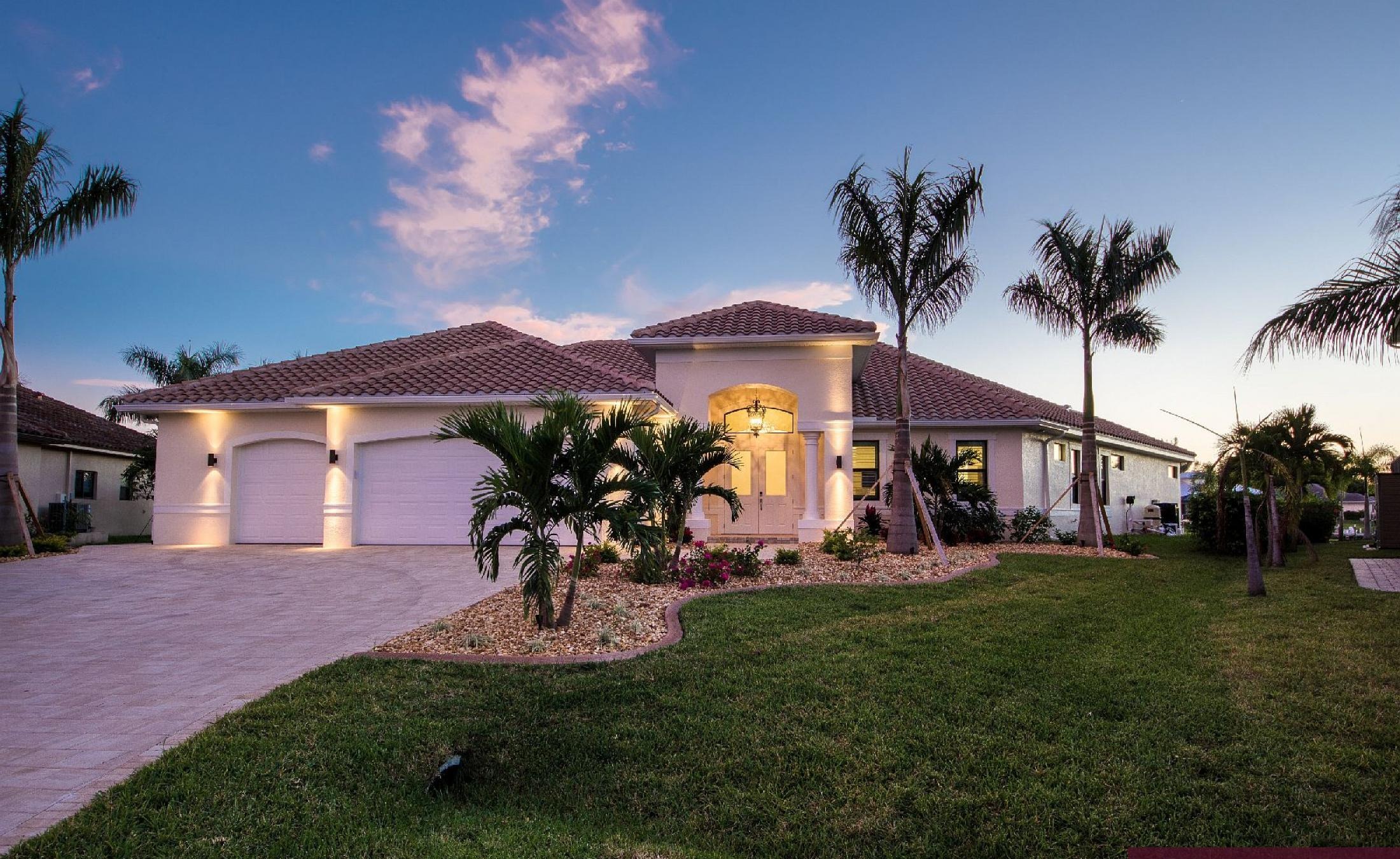 Moderne Villa mit Salzwasser-Pool und Spa am Kanal mit Wasserblick.