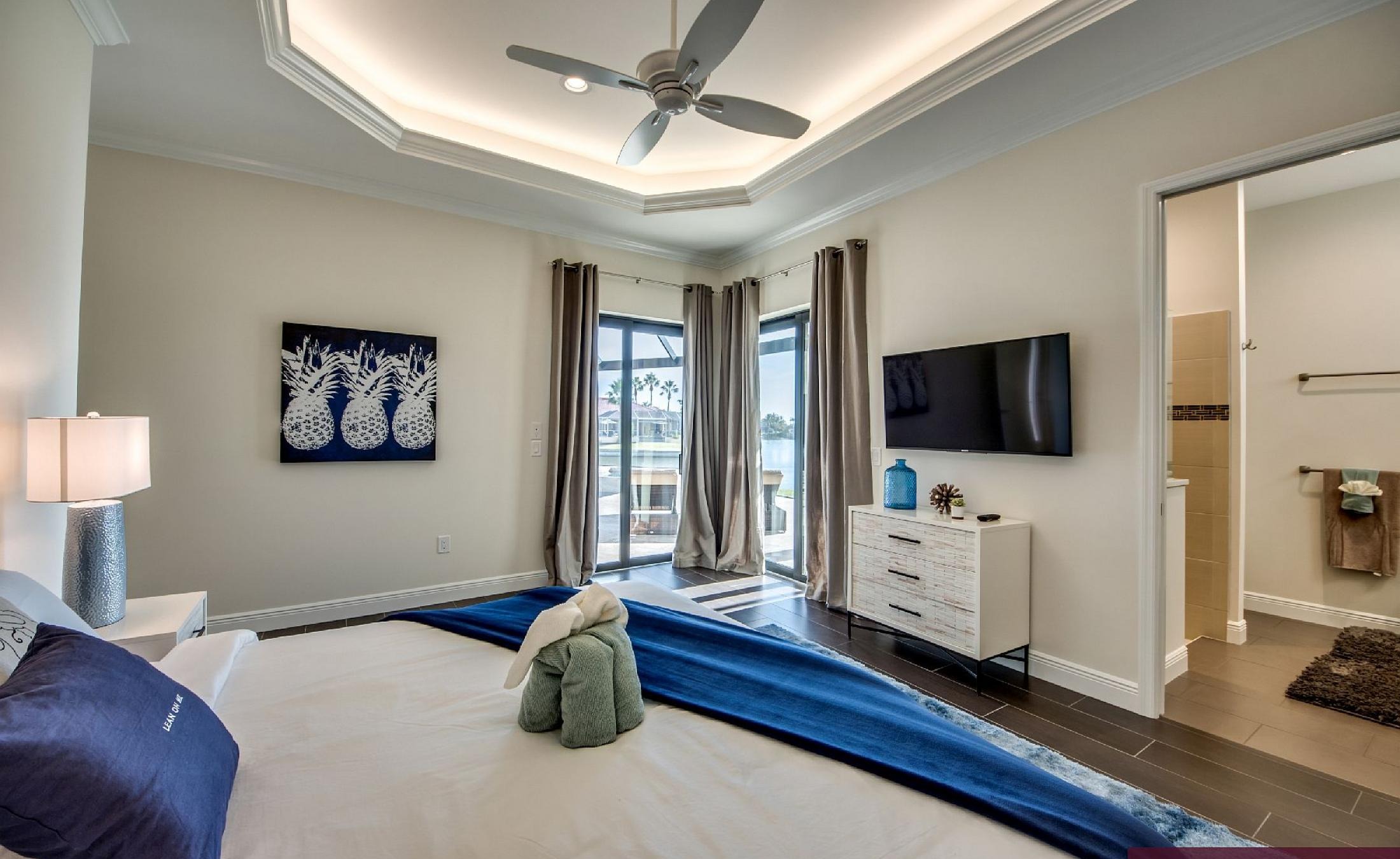 Moderne Villa am Kanal mit Salzwasser-Pool und Spa.