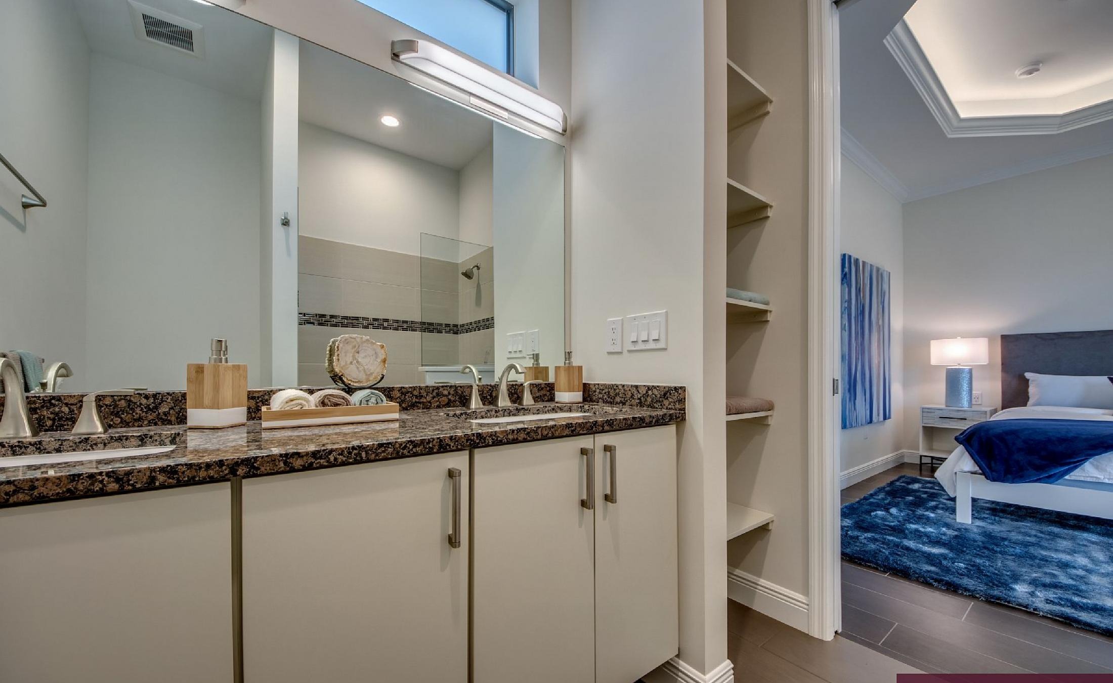 Moderne Villa mit Salzwasser-Pool und Spa am Kanal mit Wasserblick.