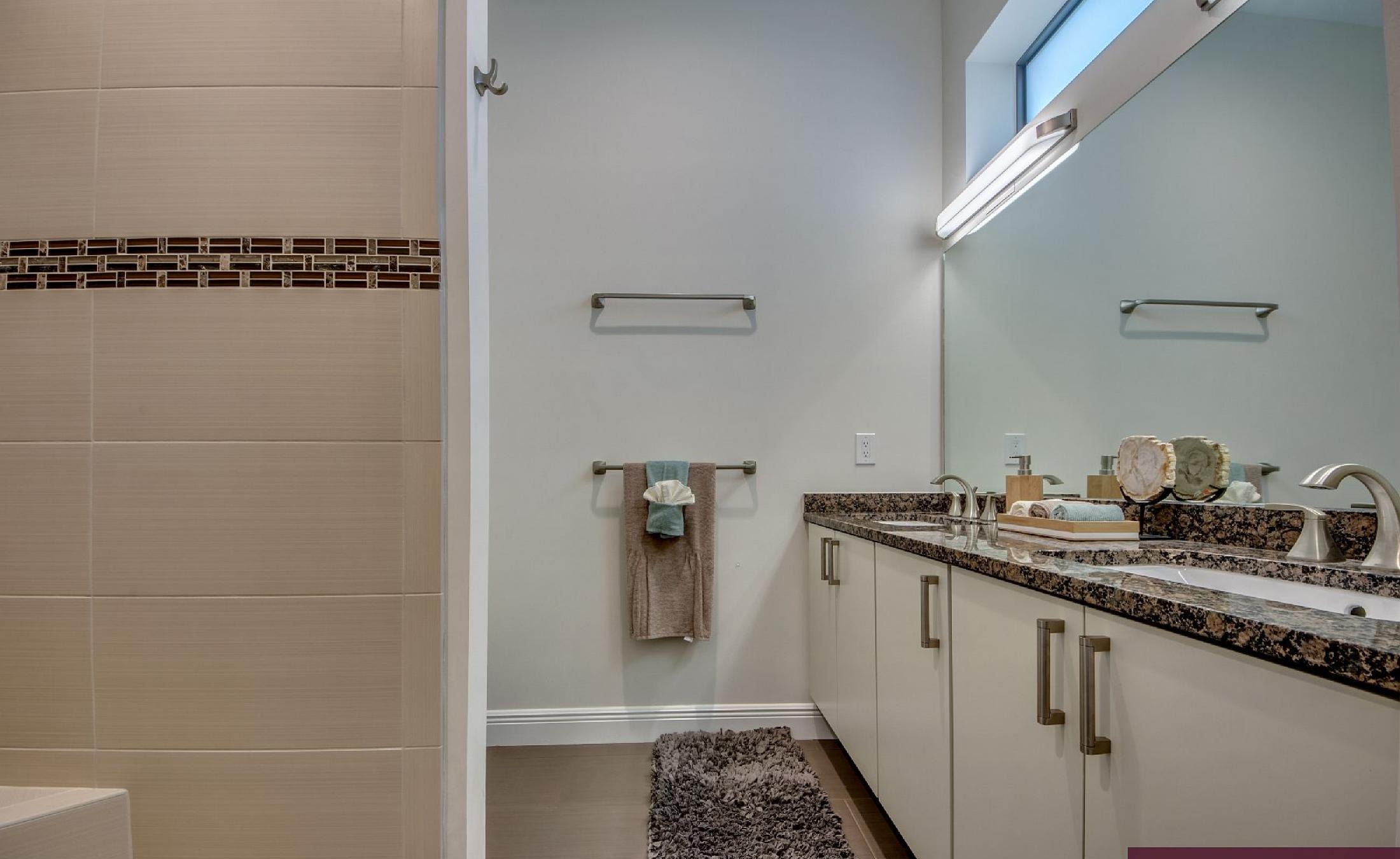 Moderne Villa am Kanal mit Salzwasser-Pool und Spa in Cape Coral, Florida.