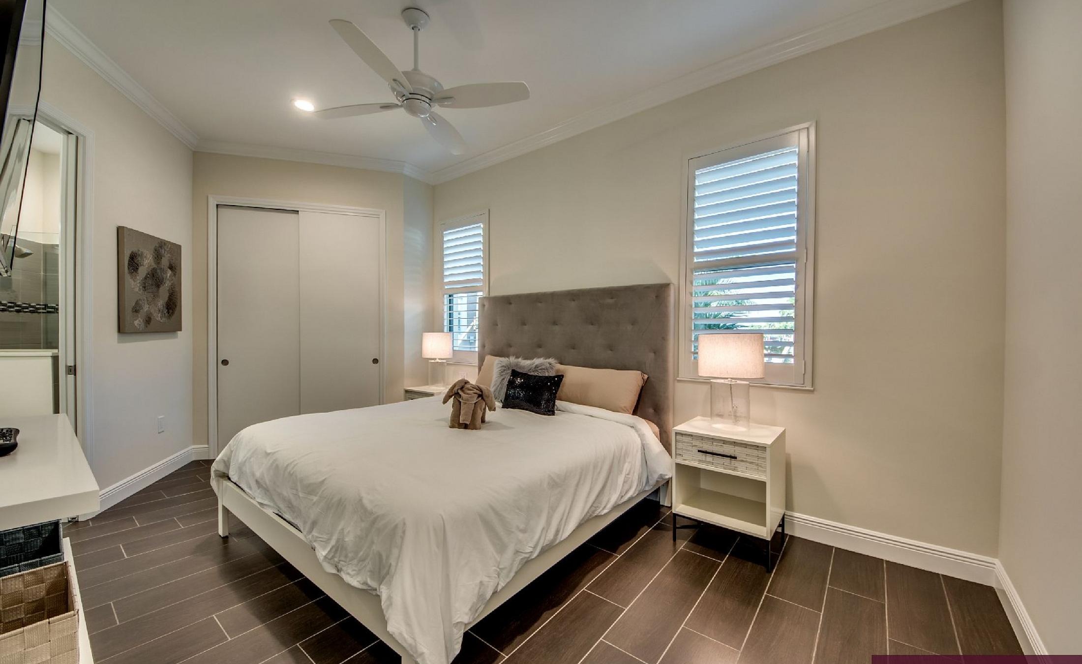 Moderner Salzwasser-Pool mit Spa und Blick auf den Kanal.