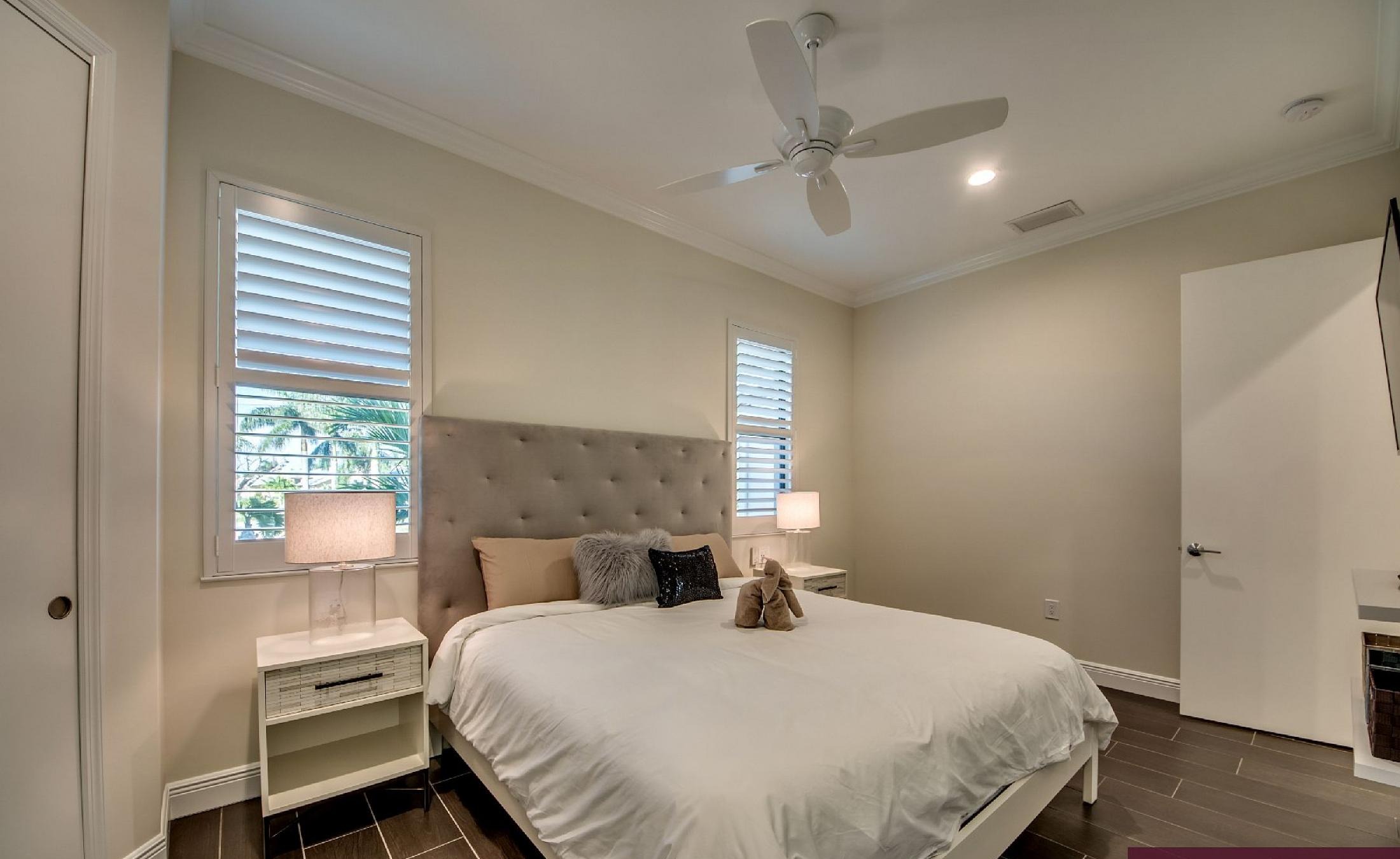 Moderner Salzwasser-Pool mit Spa und Blick auf den Kanal in Cape Coral.