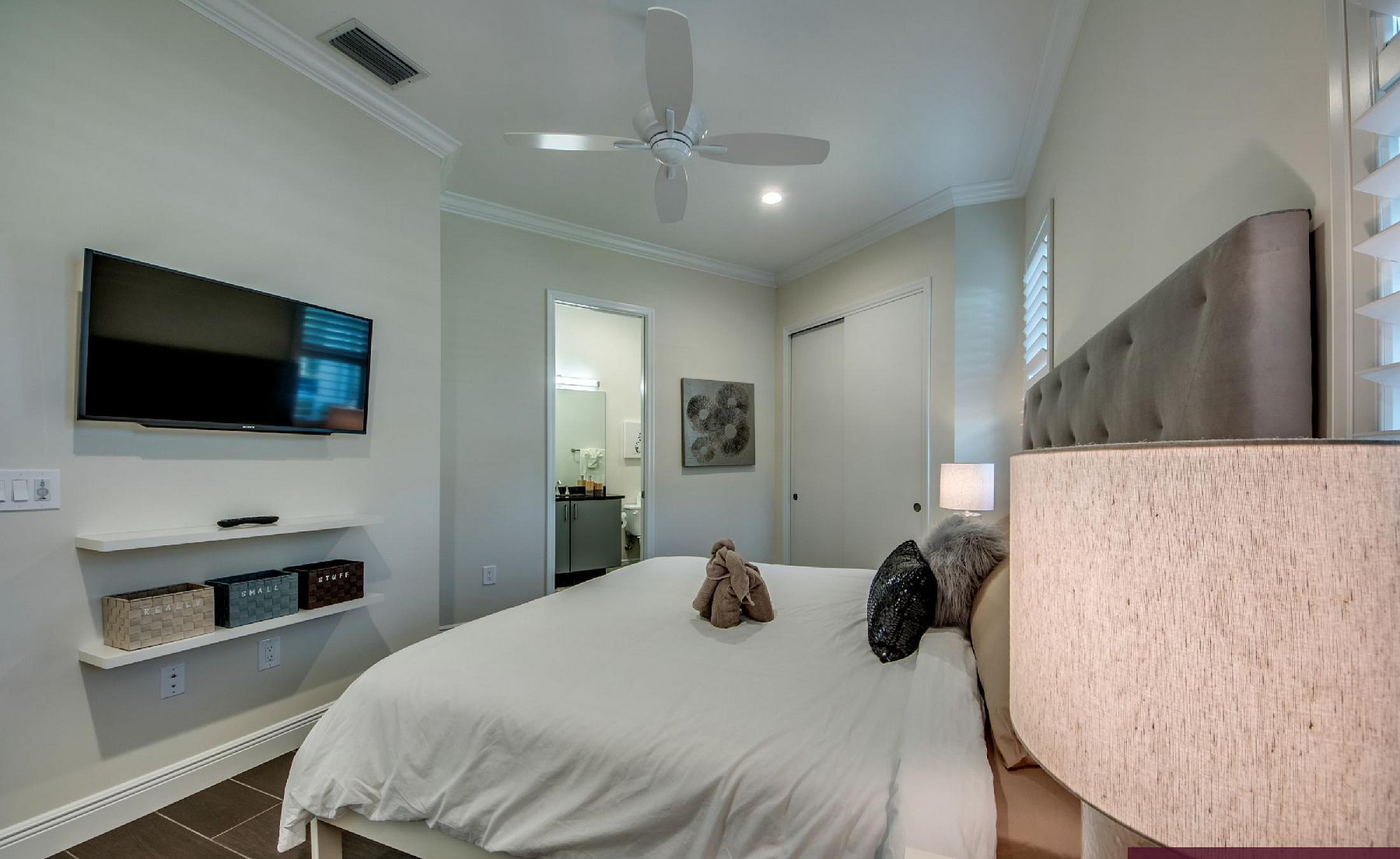 Moderne Villa am Kanal mit Salzwasser-Pool und Spa, Wasserblick und großzügiger Terrasse.