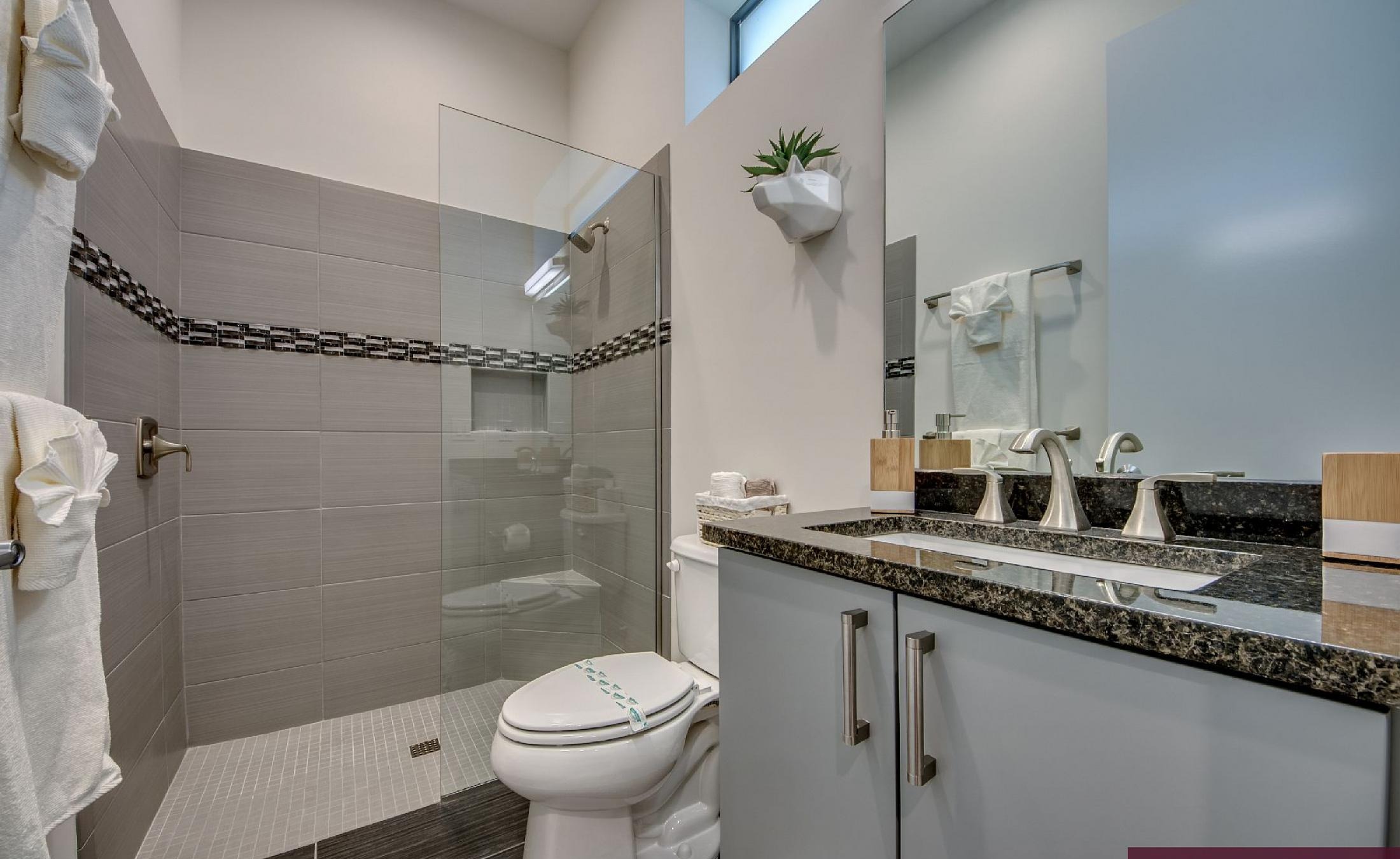 Moderne Villa mit Salzwasser-Pool und Spa am Kanal mit Wasserblick.