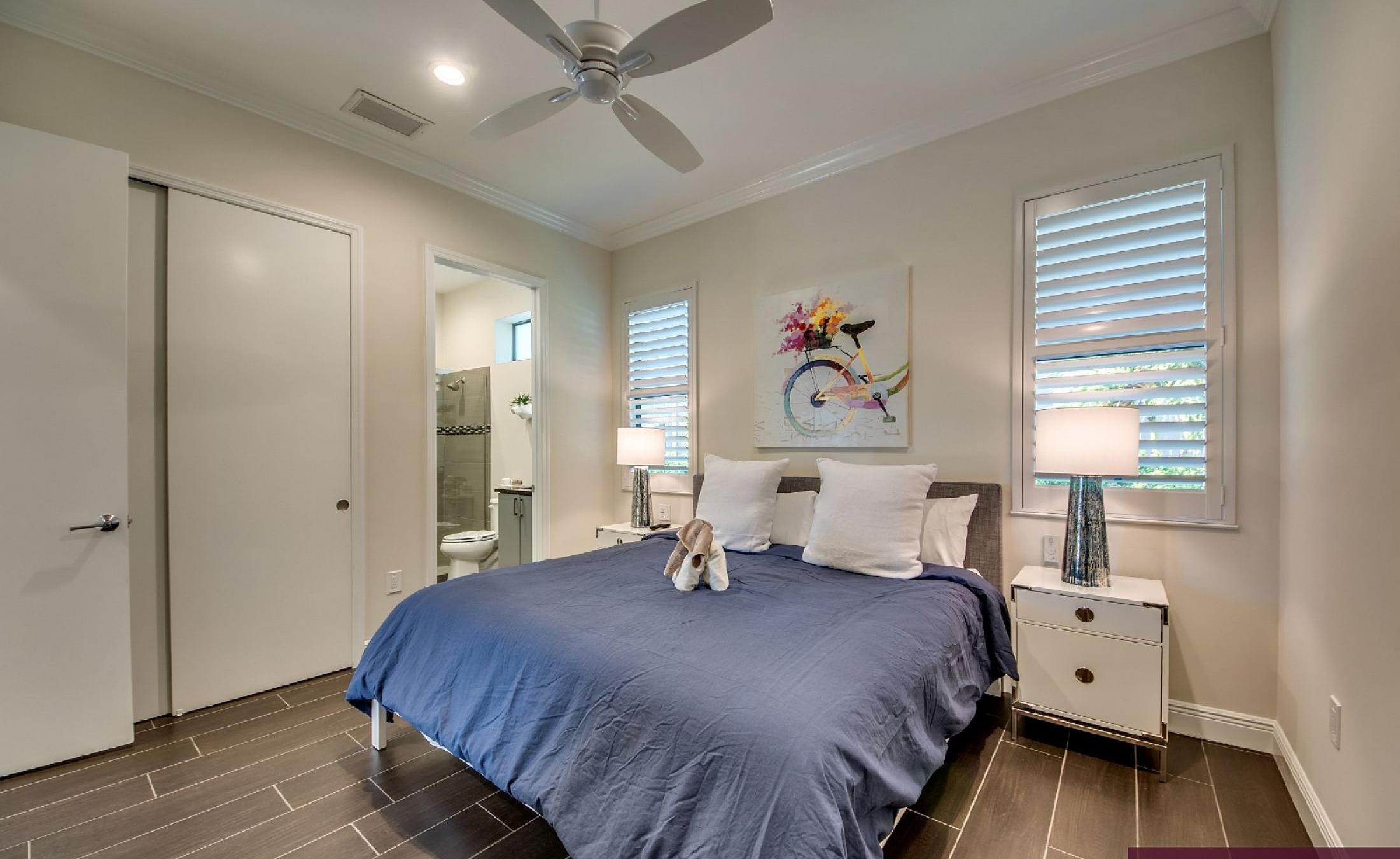 Moderne Villa mit Salzwasser-Pool und Spa am Kanal mit Wasserblick