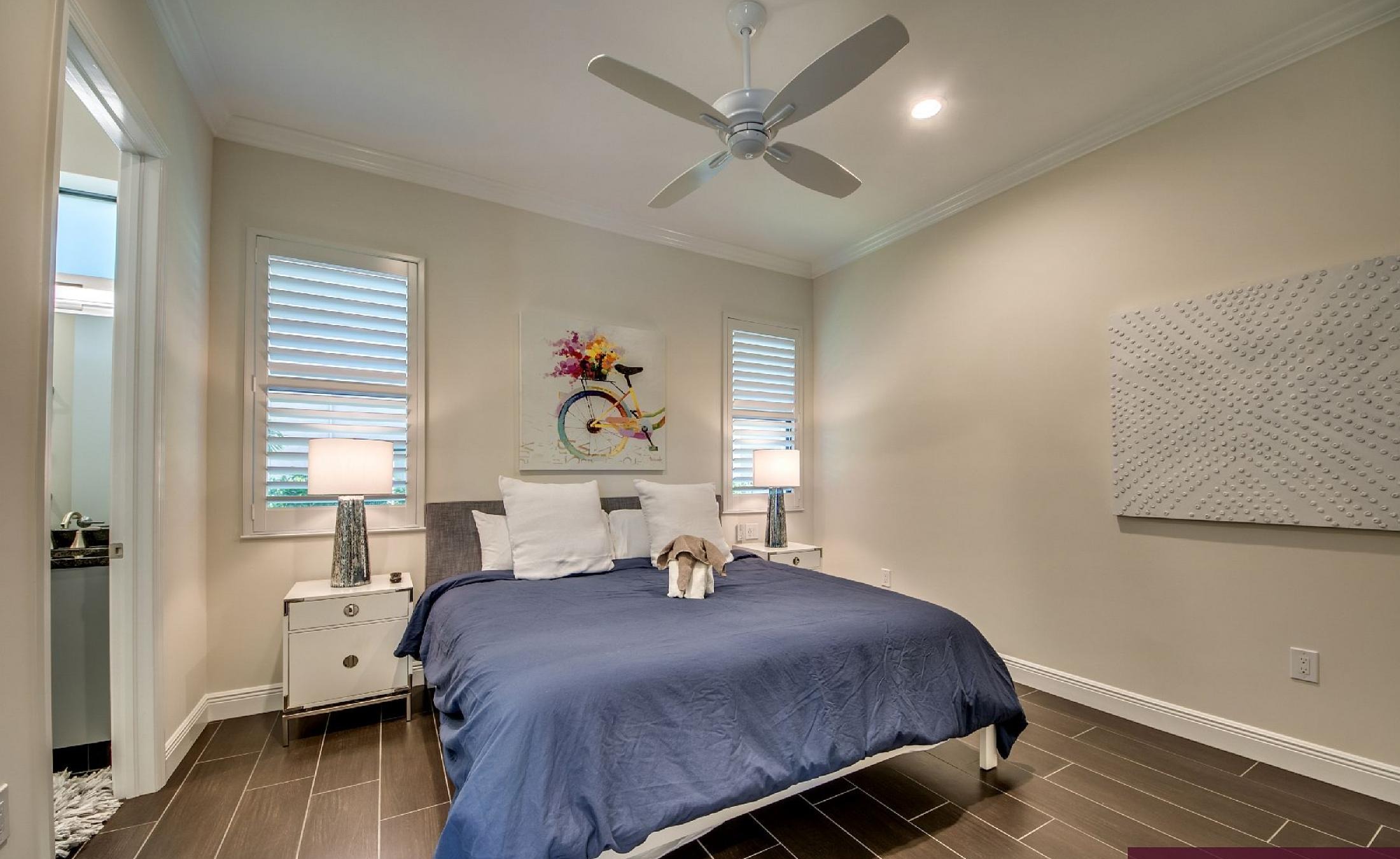 Moderne Villa am Kanal mit Salzwasser-Pool und Spa