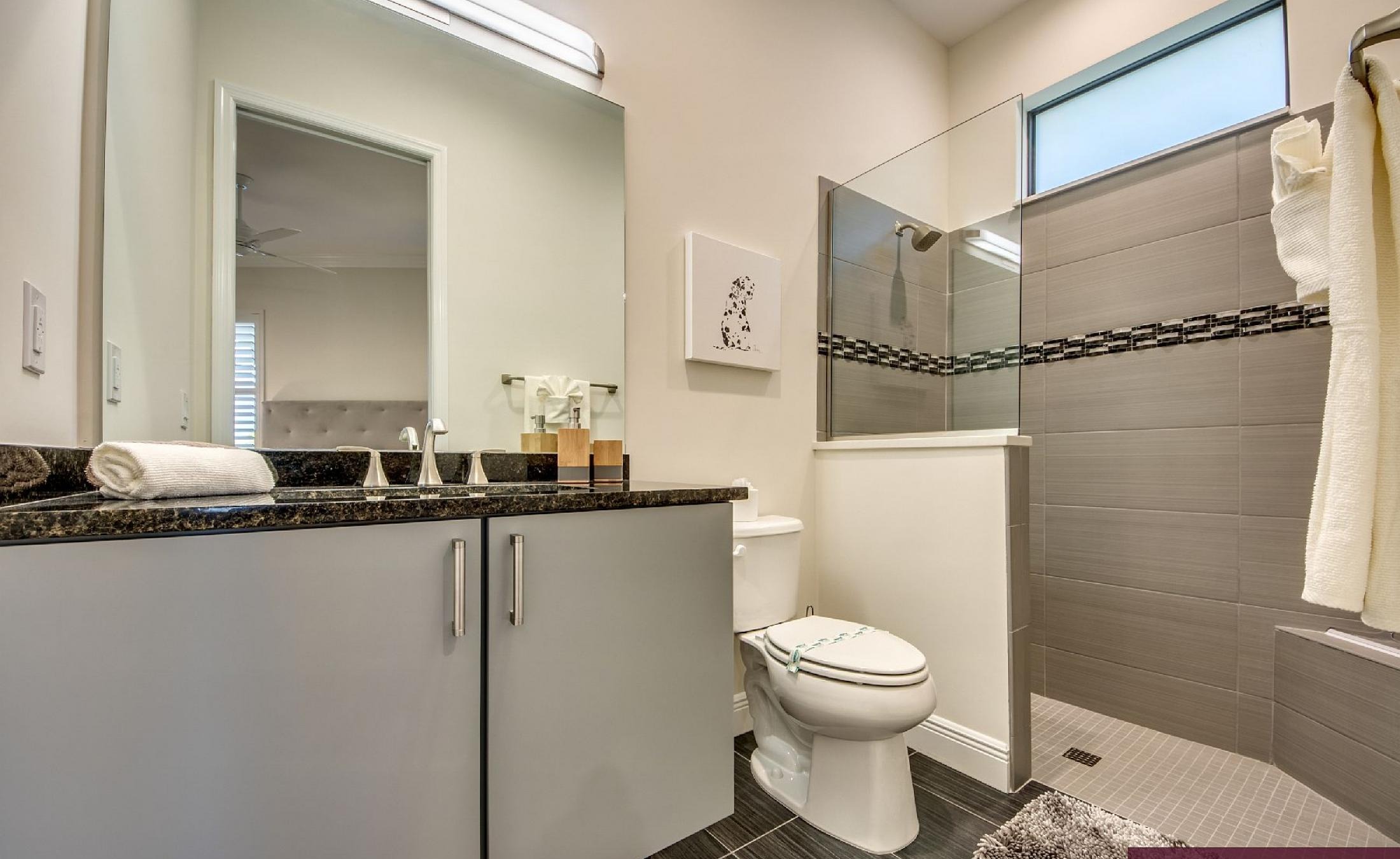 Moderne Villa am Kanal mit Salzwasser-Pool und Spa in Südausrichtung.