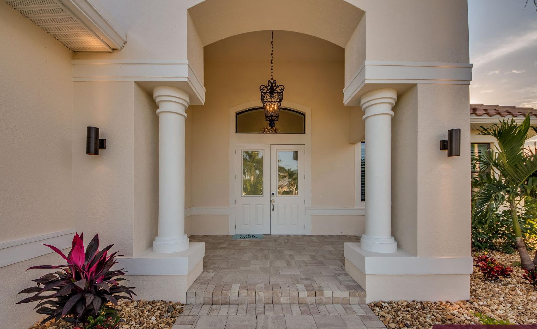 Salzwasser-Pool mit Spa und Blick auf den Kanal am Waterfront-Ferienhaus in Cape Coral.
