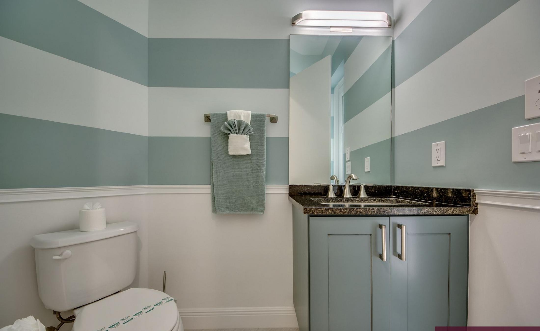 Moderne Villa am Kanal mit Salzwasser-Pool, Spa und Wasserblick.