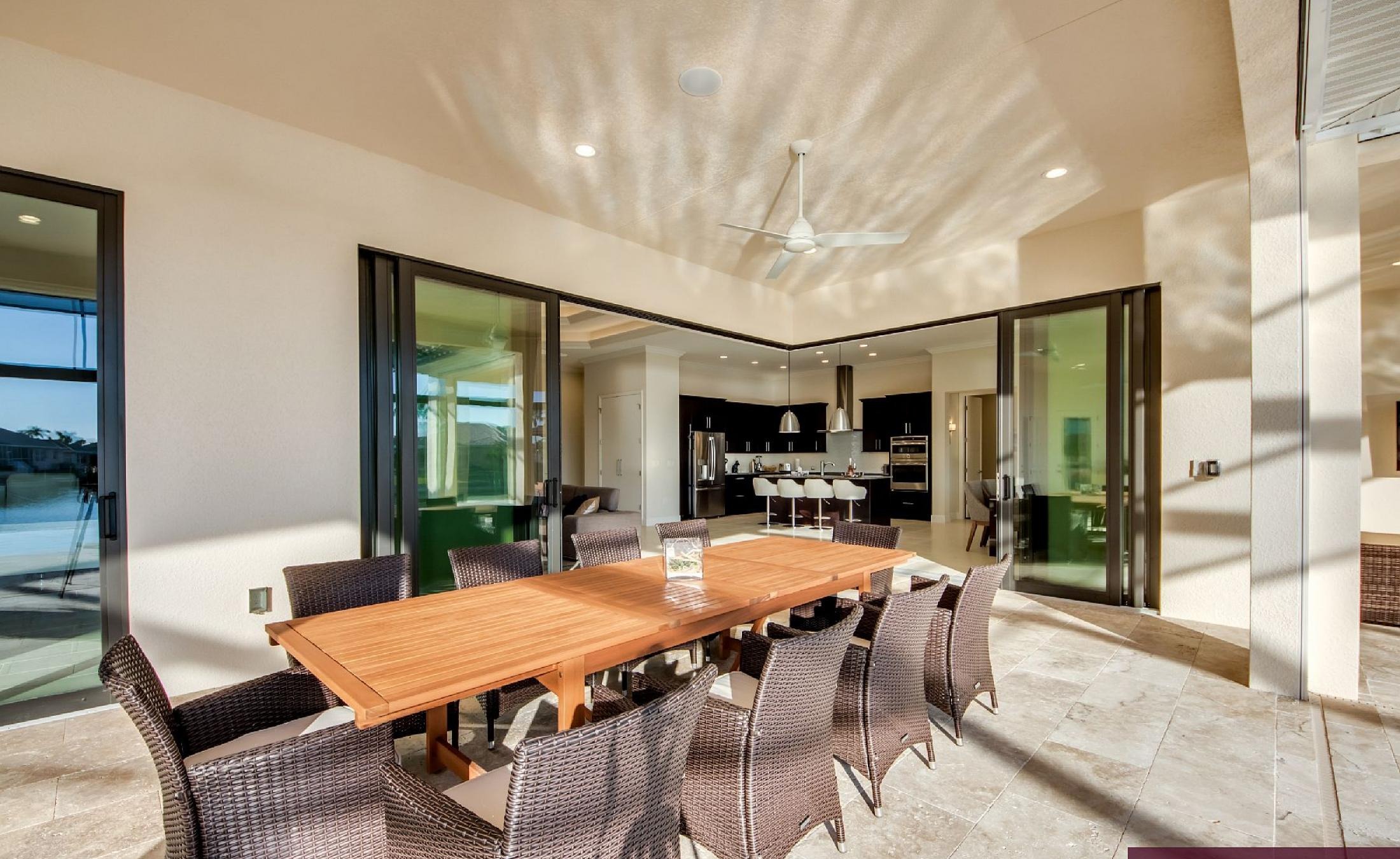 Moderne Villa am Kanal mit Salzwasser-Pool und Spa in Südausrichtung.