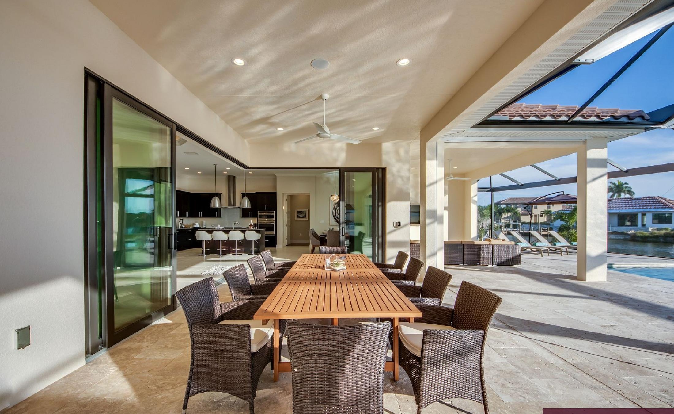 Moderne Villa am Kanal mit Salzwasser-Pool, Spa und Wasserblick.