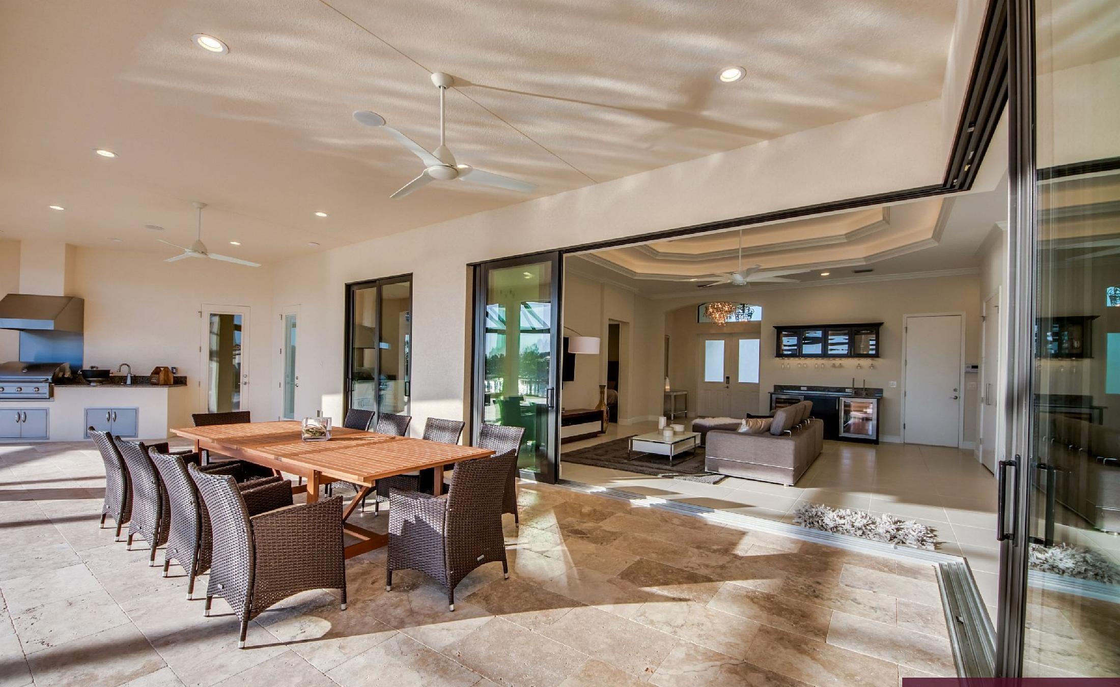 Moderne Villa mit Wasserblick, Salzwasser-Pool und Spa am Kanal.