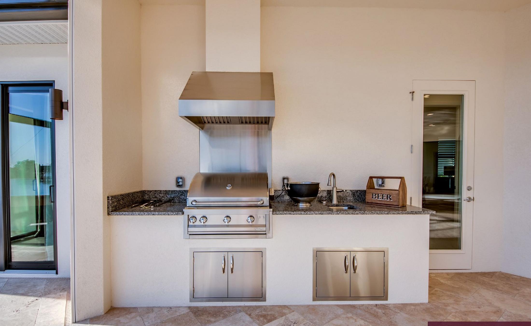 Moderner Poolbereich mit Salzwasser-Pool und Spa am Kanal mit Wasserblick.