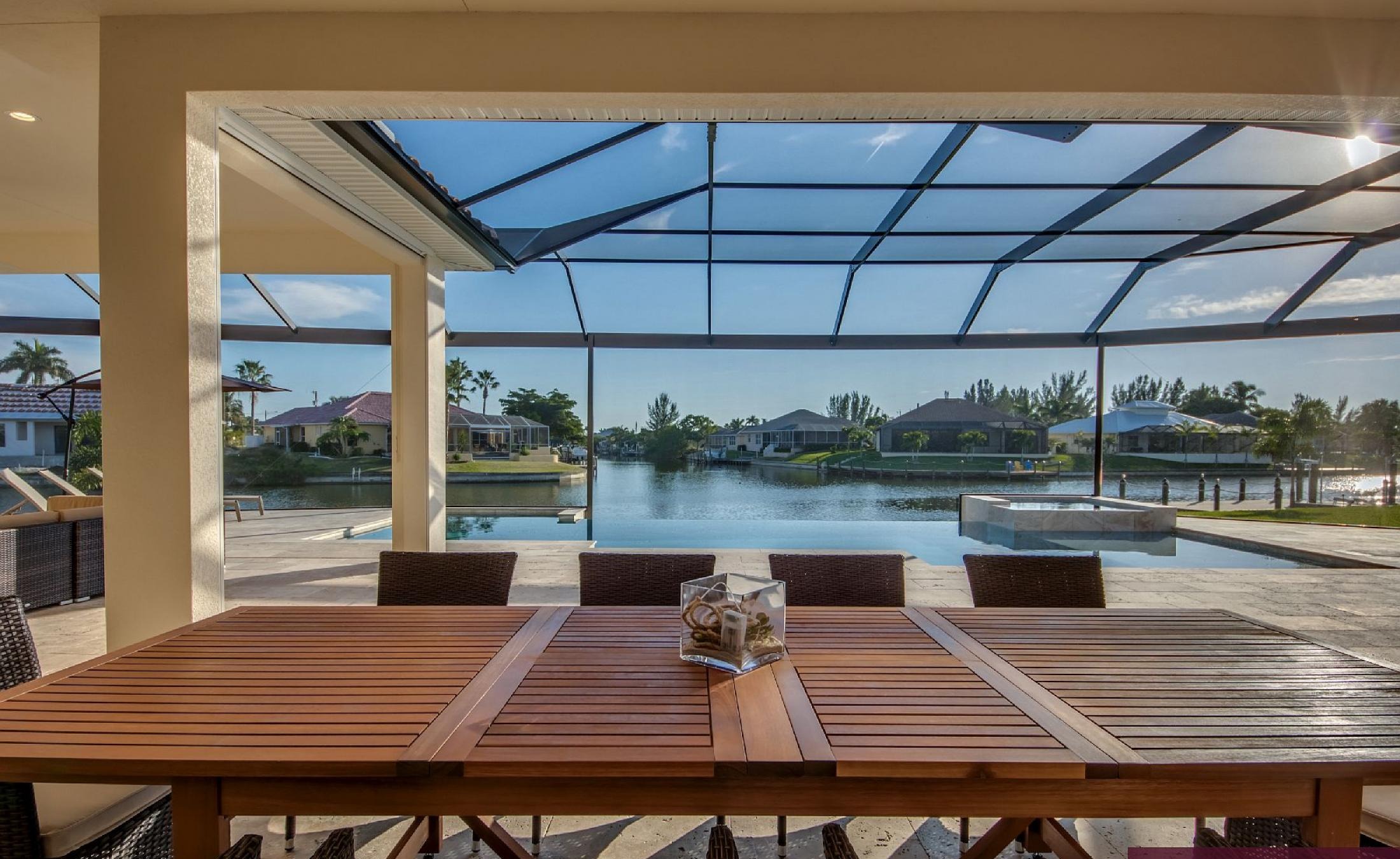 Moderne Villa am Kanal mit Salzwasser-Pool und Spa.