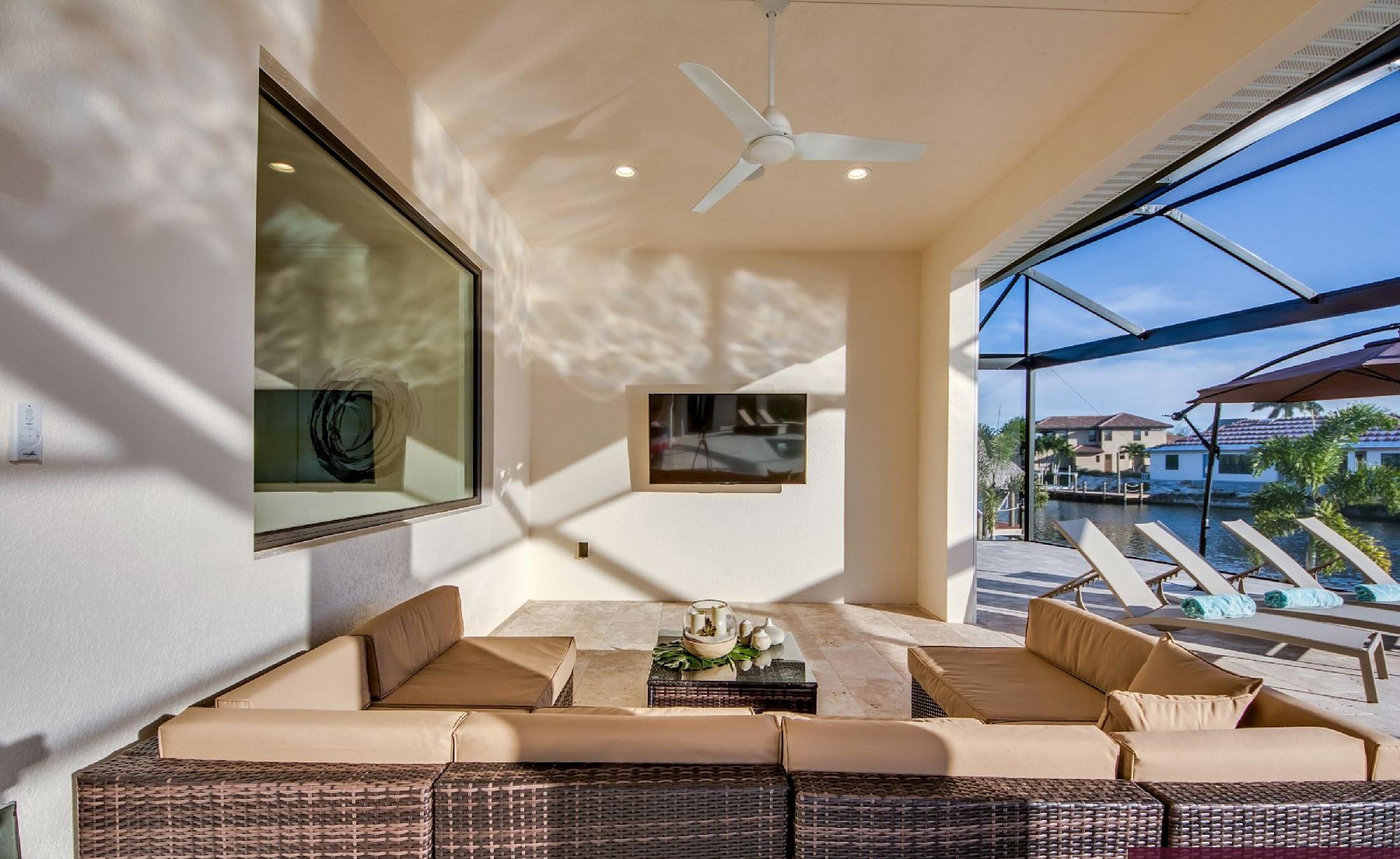 Moderne Villa am Kanal mit Salzwasser-Pool und Spa in Südausrichtung.